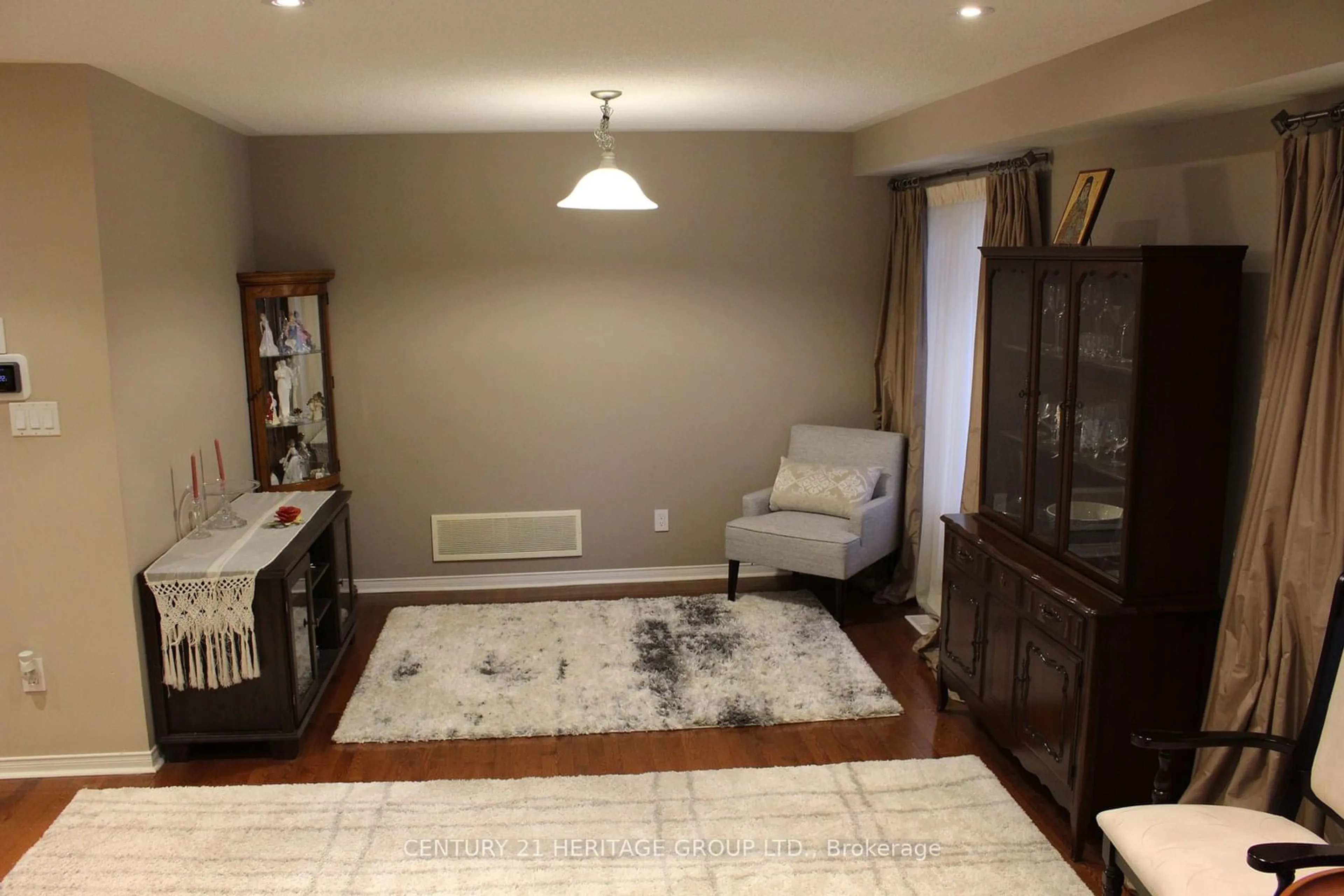 Living room, wood floors for 185 River Ridge Blvd, Aurora Ontario L4G 7T7