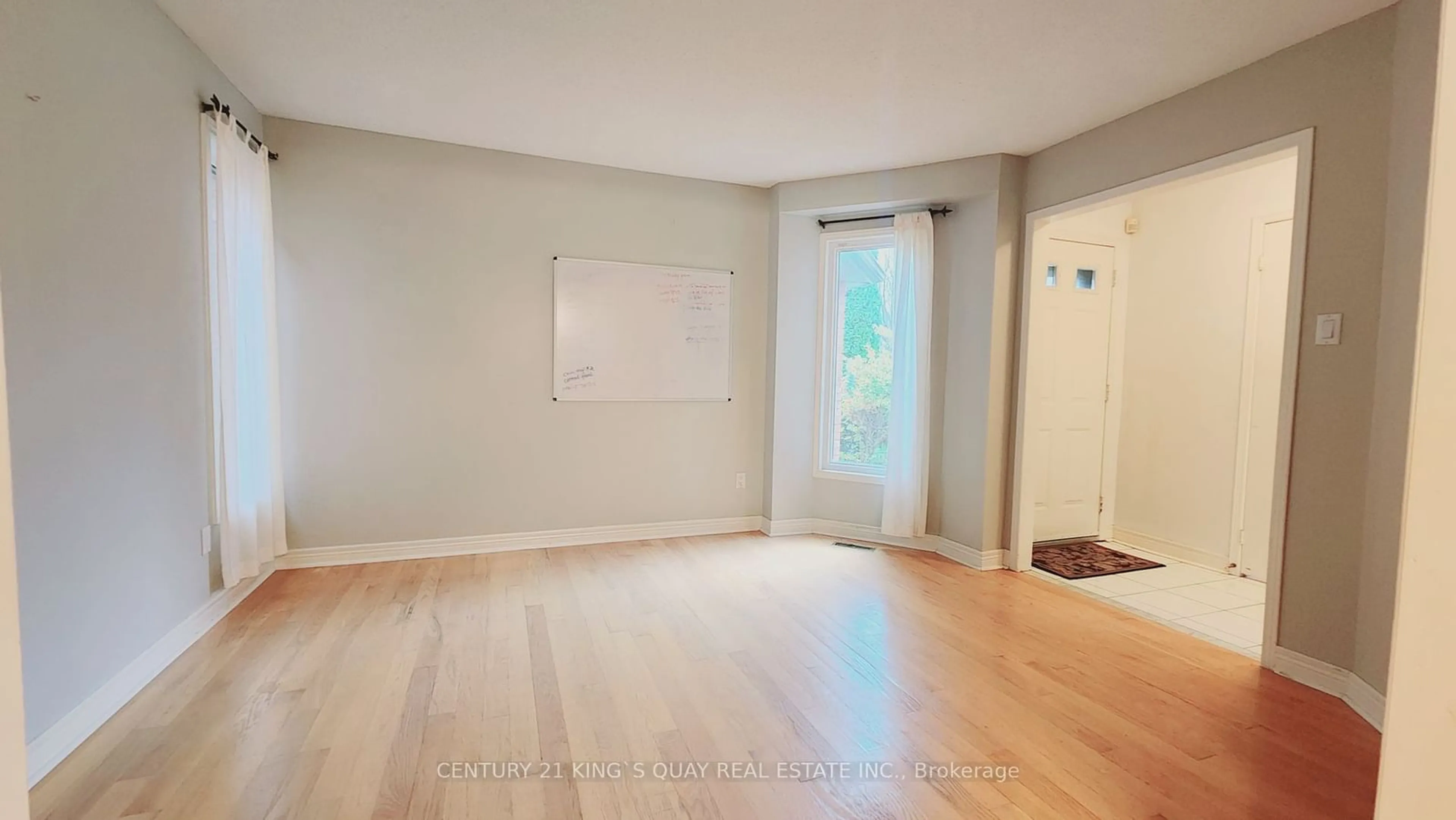 A pic of a room, wood floors for 22 Elmpark Crt, Richmond Hill Ontario L4C 9T8