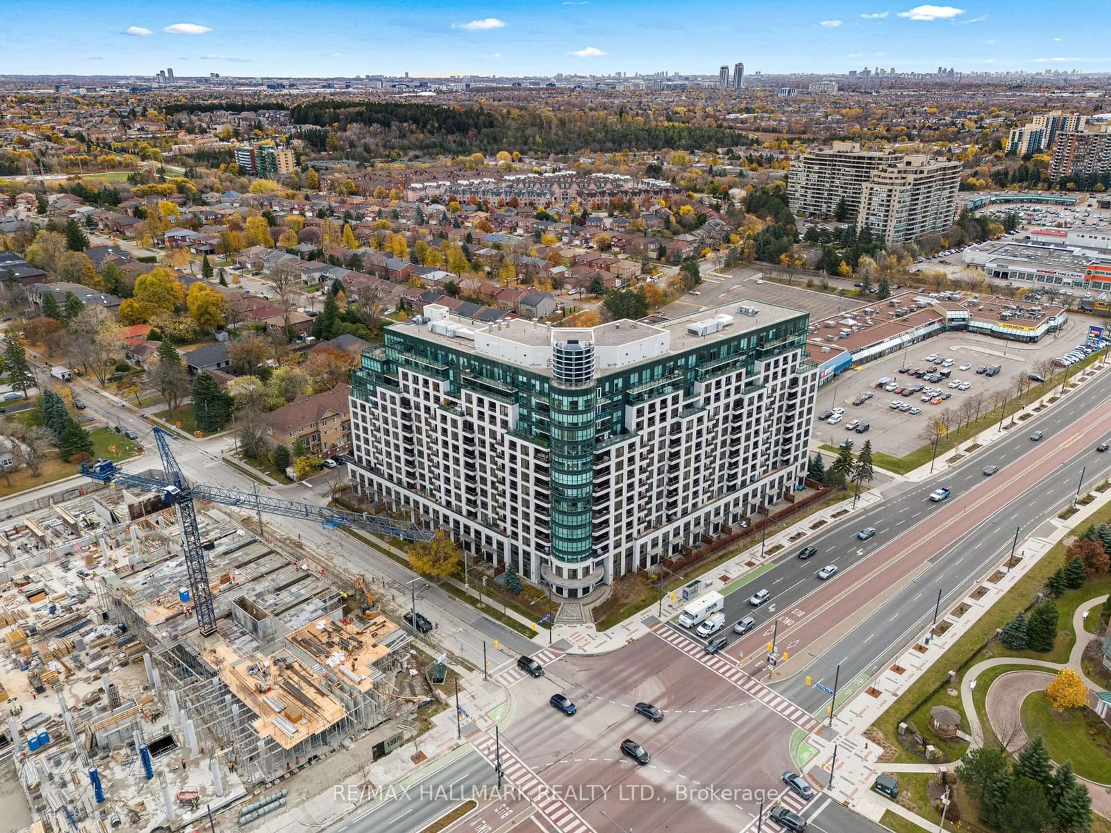 A pic from exterior of the house or condo, the view of city buildings for 18 Harding Blvd #114, Richmond Hill Ontario L4C 0T3