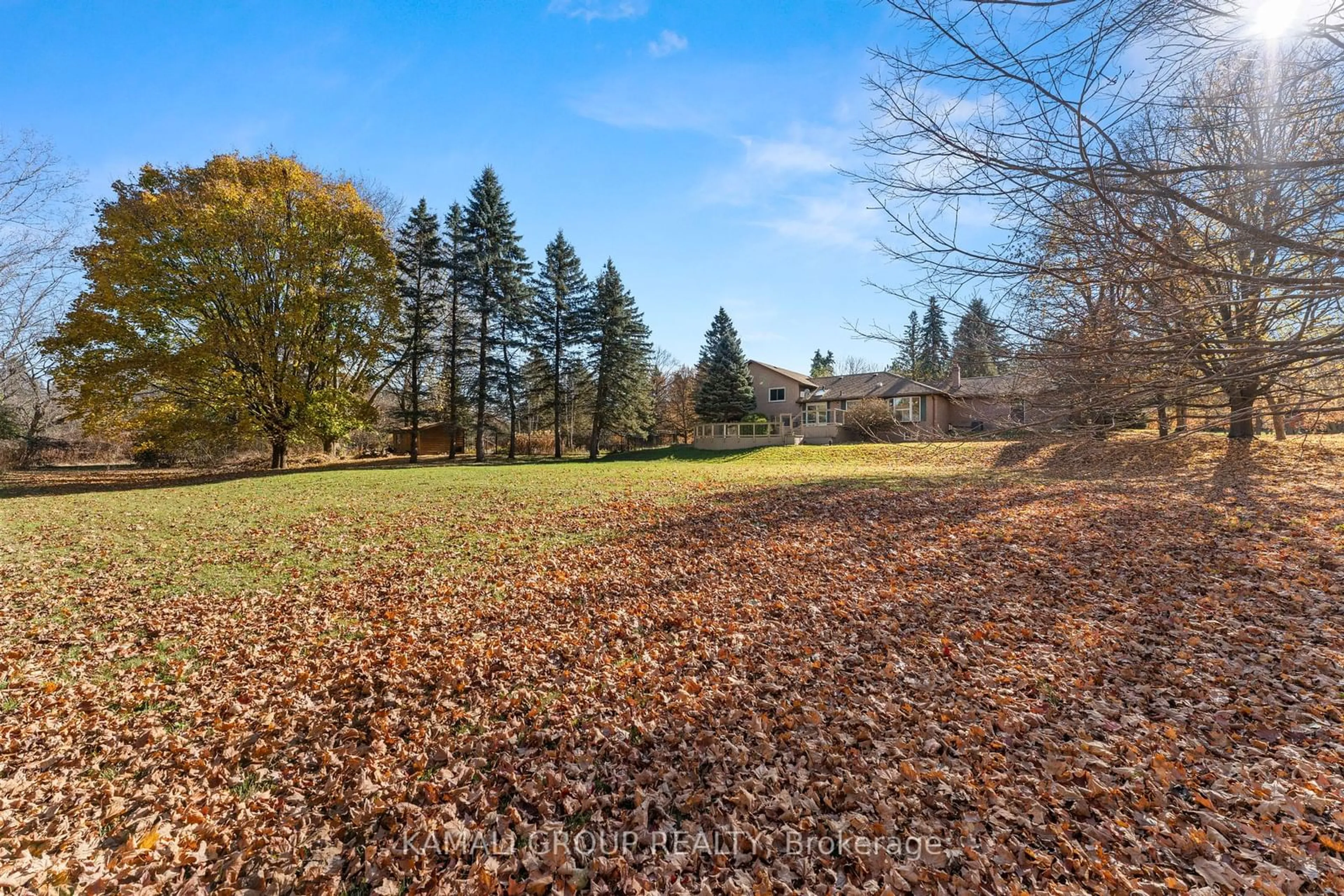 A pic from exterior of the house or condo, the fenced backyard for 1182 Kingdale Rd, Newmarket Ontario L3Y 4W1