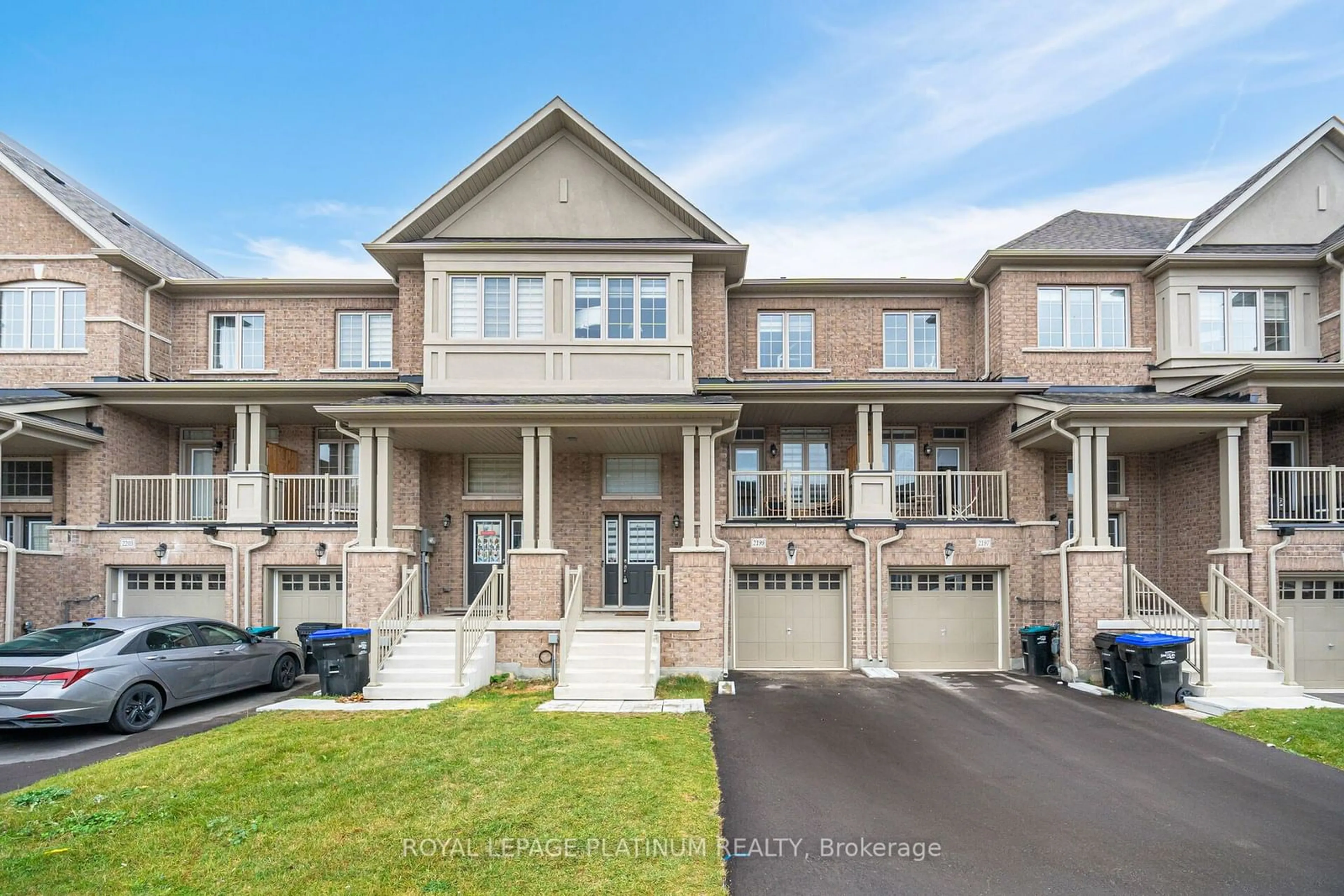 A pic from exterior of the house or condo, the street view for 2199 Grainger Loop, Innisfil Ontario L9S 0N1