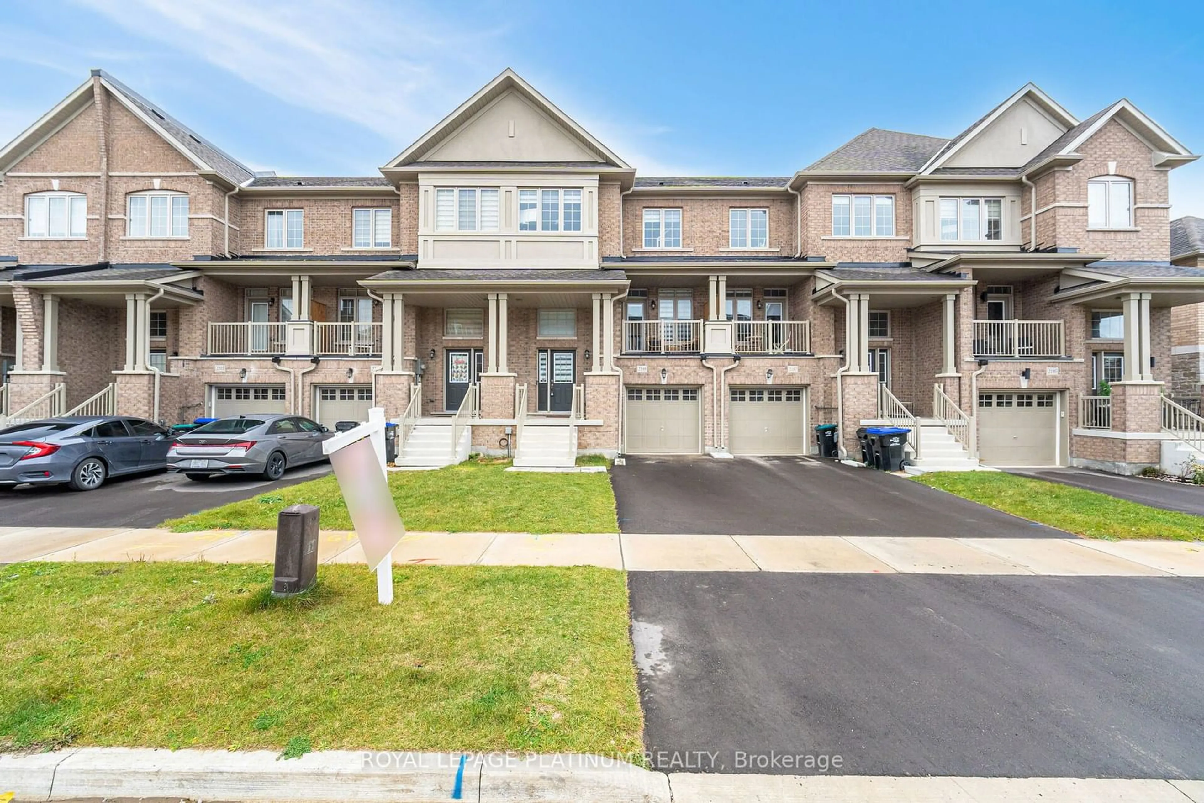 A pic from exterior of the house or condo, the street view for 2199 Grainger Loop, Innisfil Ontario L9S 0N1