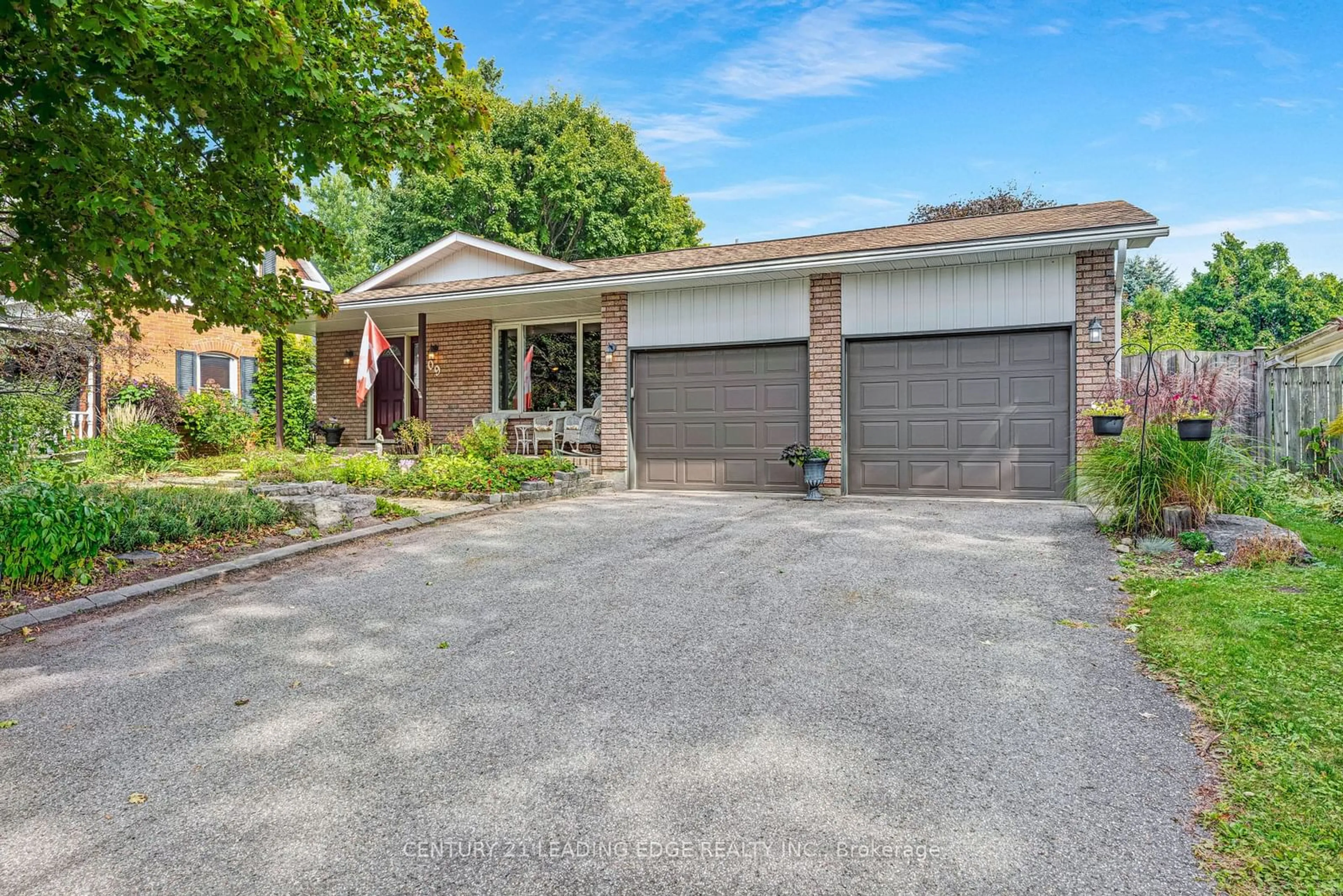 Home with brick exterior material for 9 King St, East Gwillimbury Ontario L0G 1M0