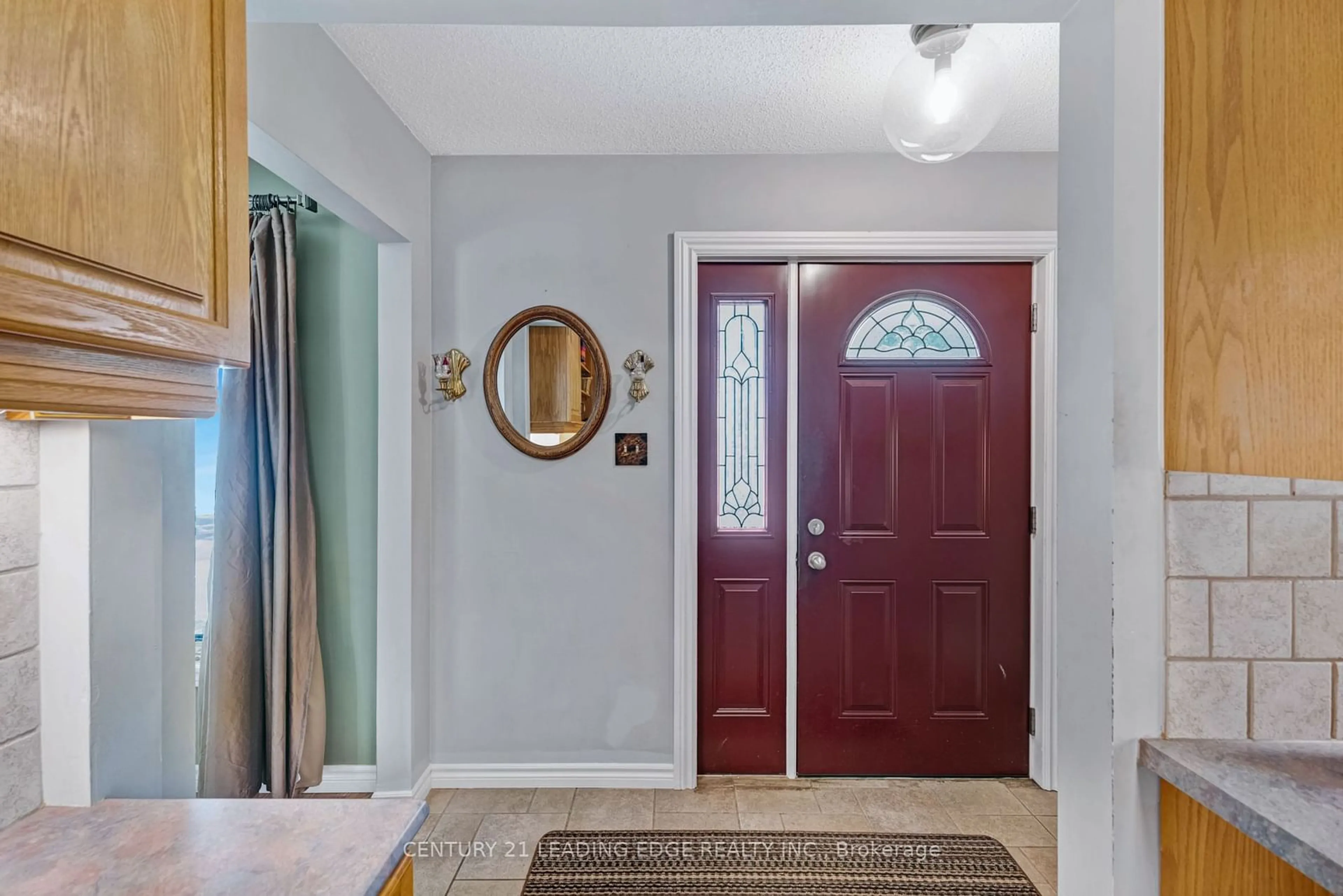 Indoor entryway, wood floors for 9 King St, East Gwillimbury Ontario L0G 1M0