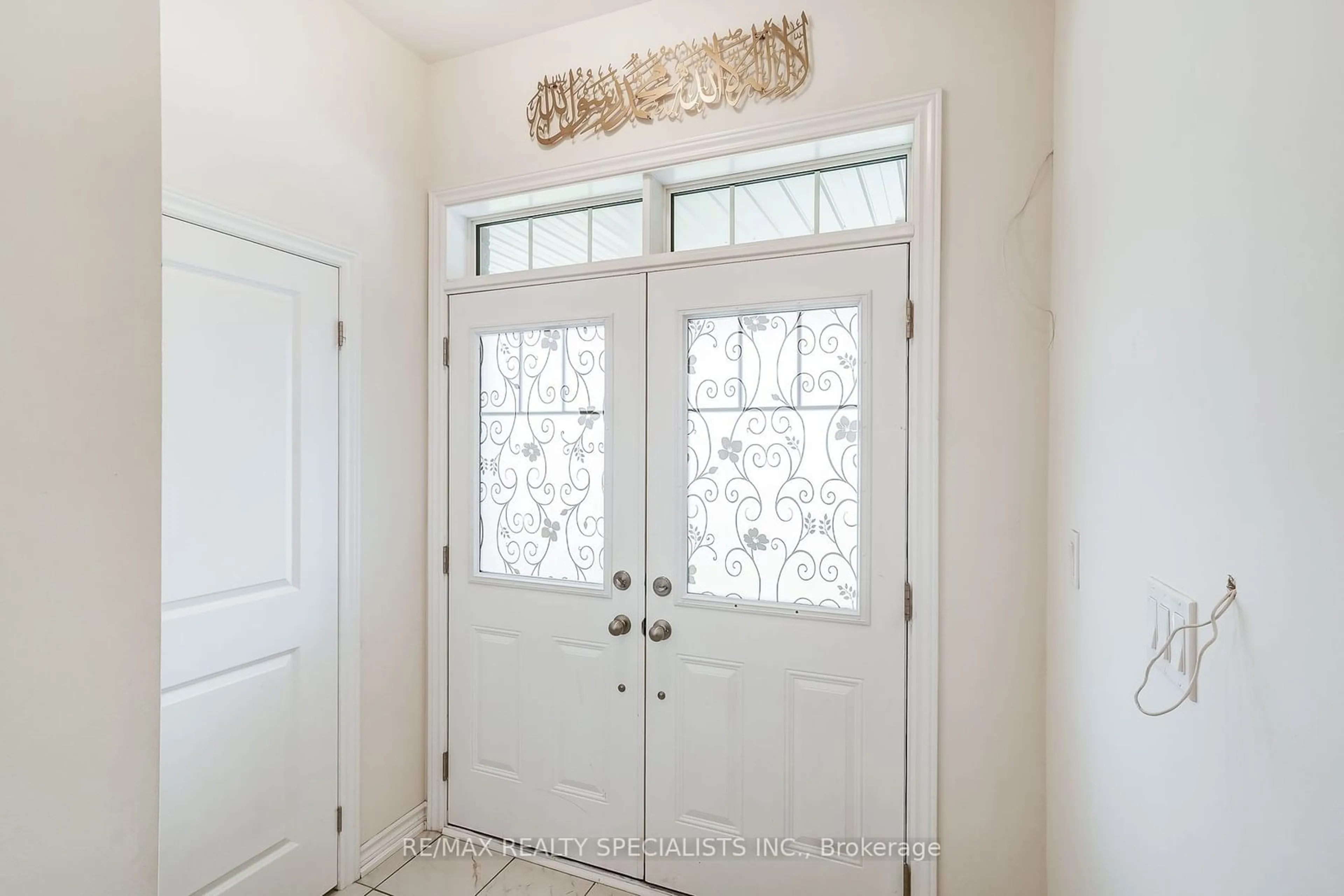 Indoor entryway, wood floors for 90 FERRAGINE Cres, Bradford West Gwillimbury Ontario L3Z 4K2