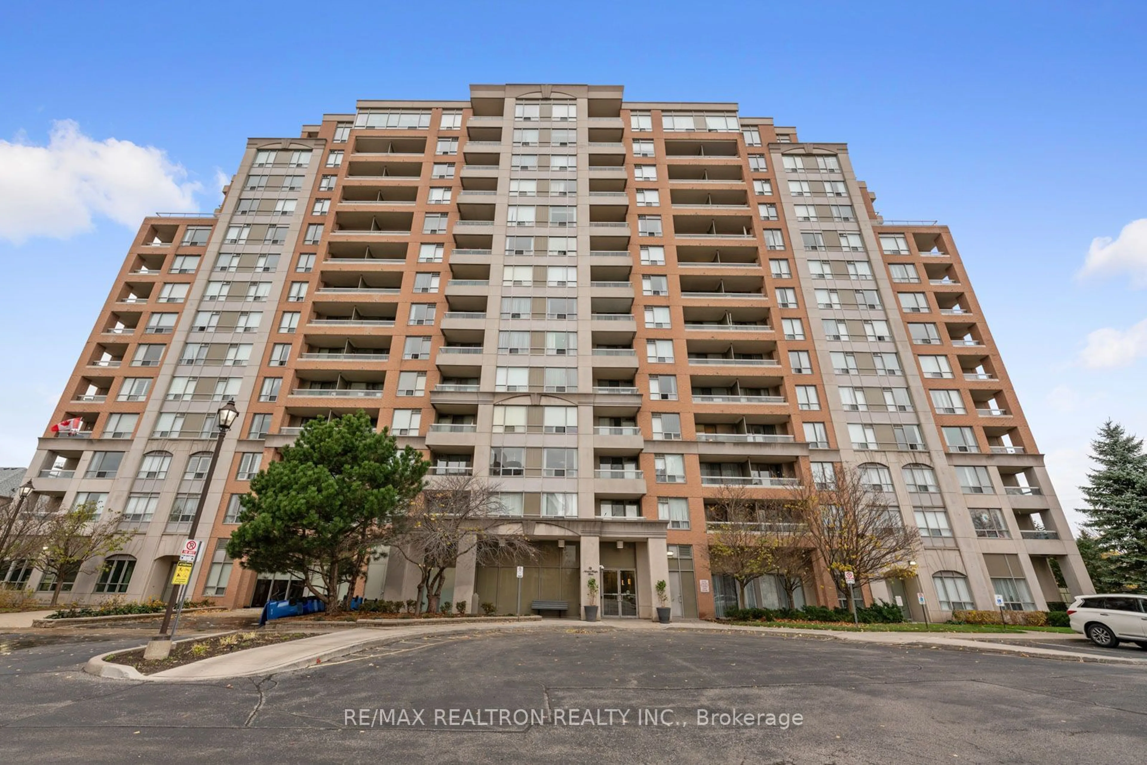 A pic from exterior of the house or condo, the front or back of building for 9 Northern Heights Dr #1202, Richmond Hill Ontario L4B 4M5