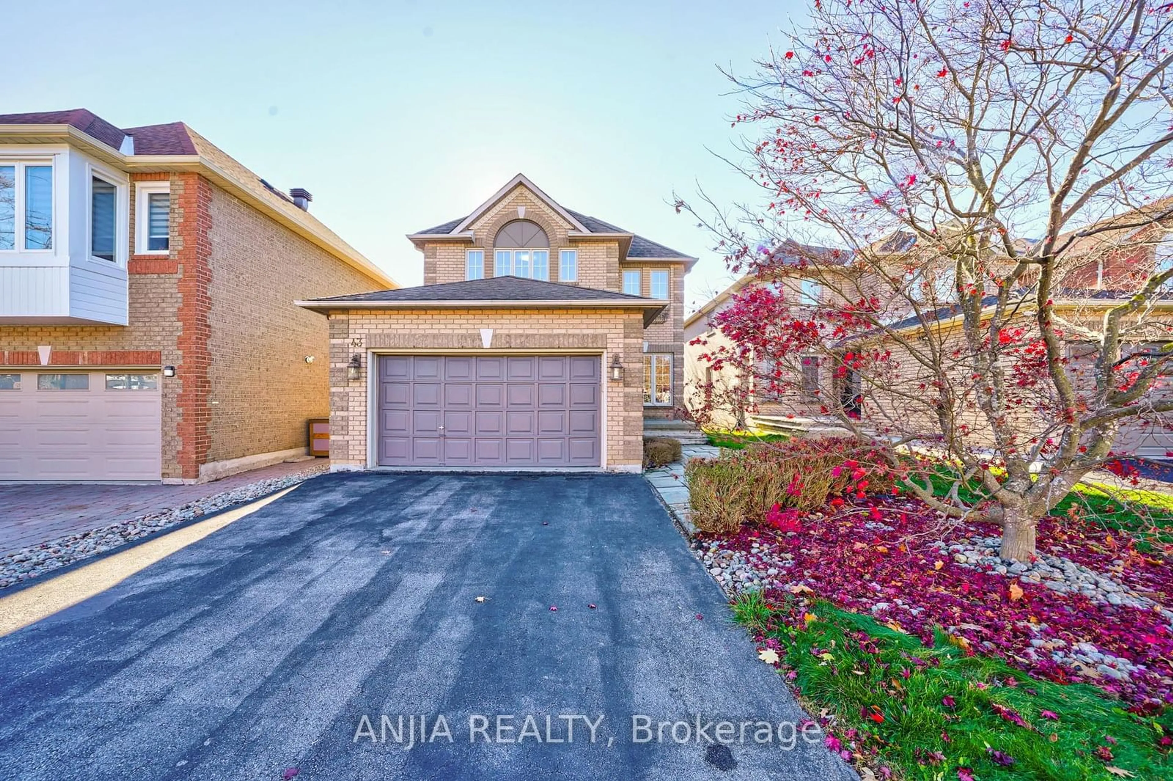 Frontside or backside of a home, the street view for 43 Buckhorn Ave, Richmond Hill Ontario L4C 0E5