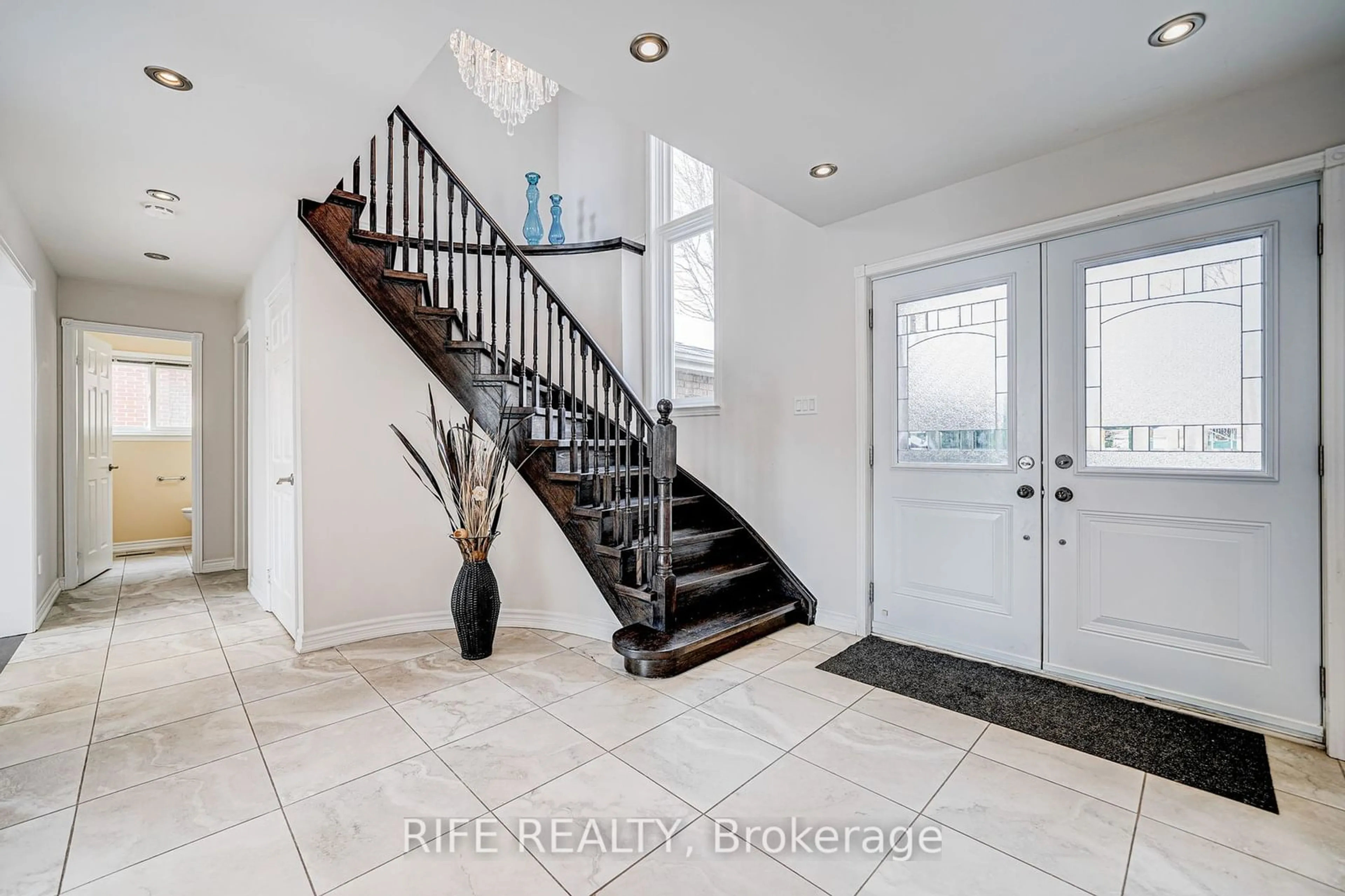 Indoor entryway, wood floors for 41 Briarwood Rd, Markham Ontario L3R 2W7