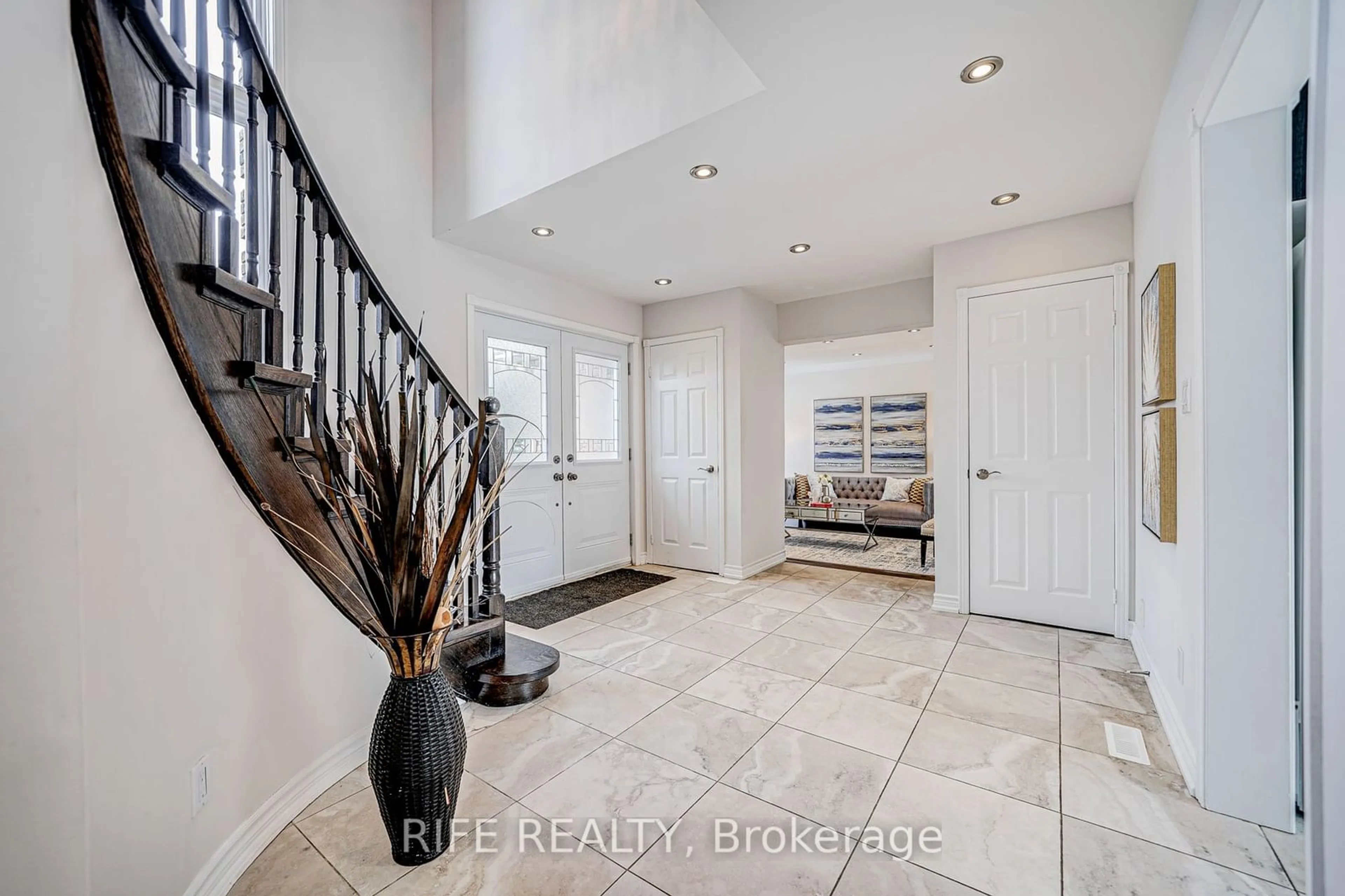 Indoor entryway, wood floors for 41 Briarwood Rd, Markham Ontario L3R 2W7