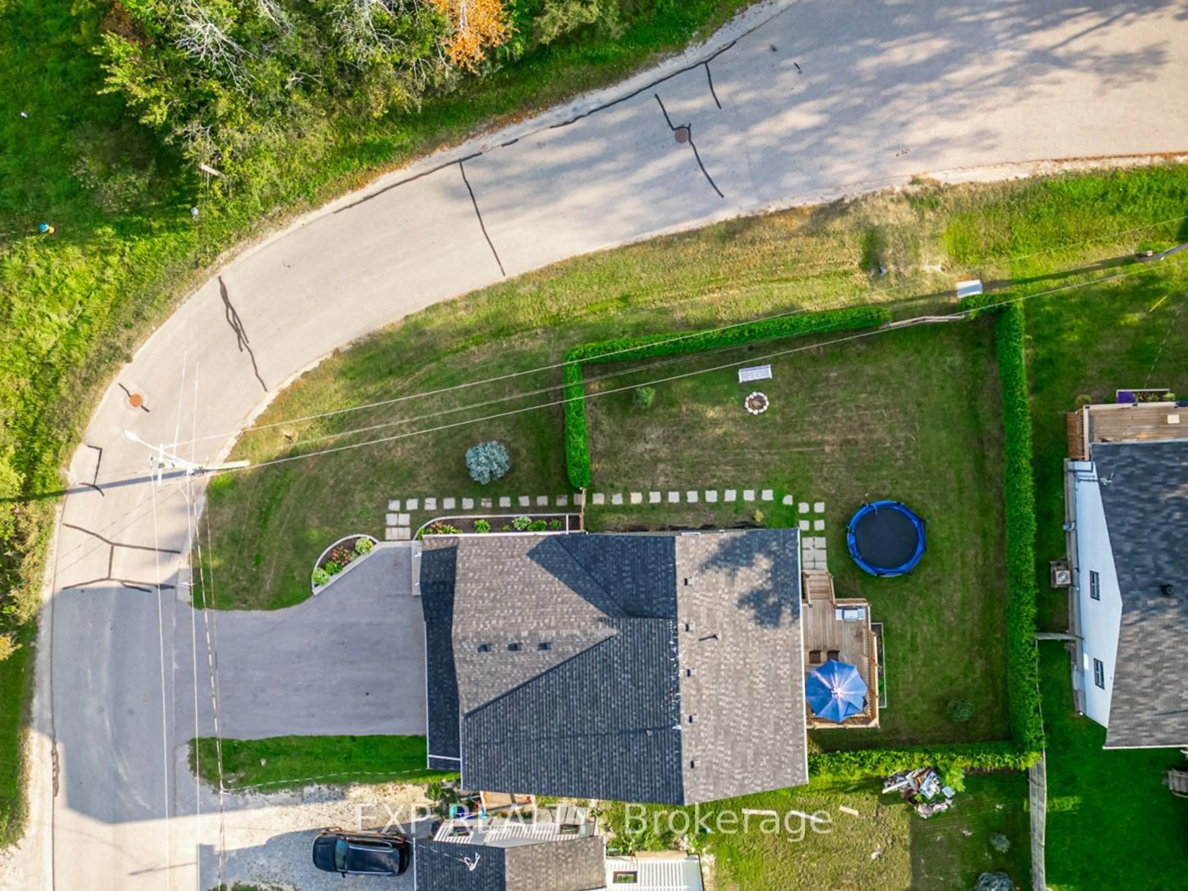 Frontside or backside of a home, the street view for 5 Farley Circ, Georgina Ontario L0E 1S0