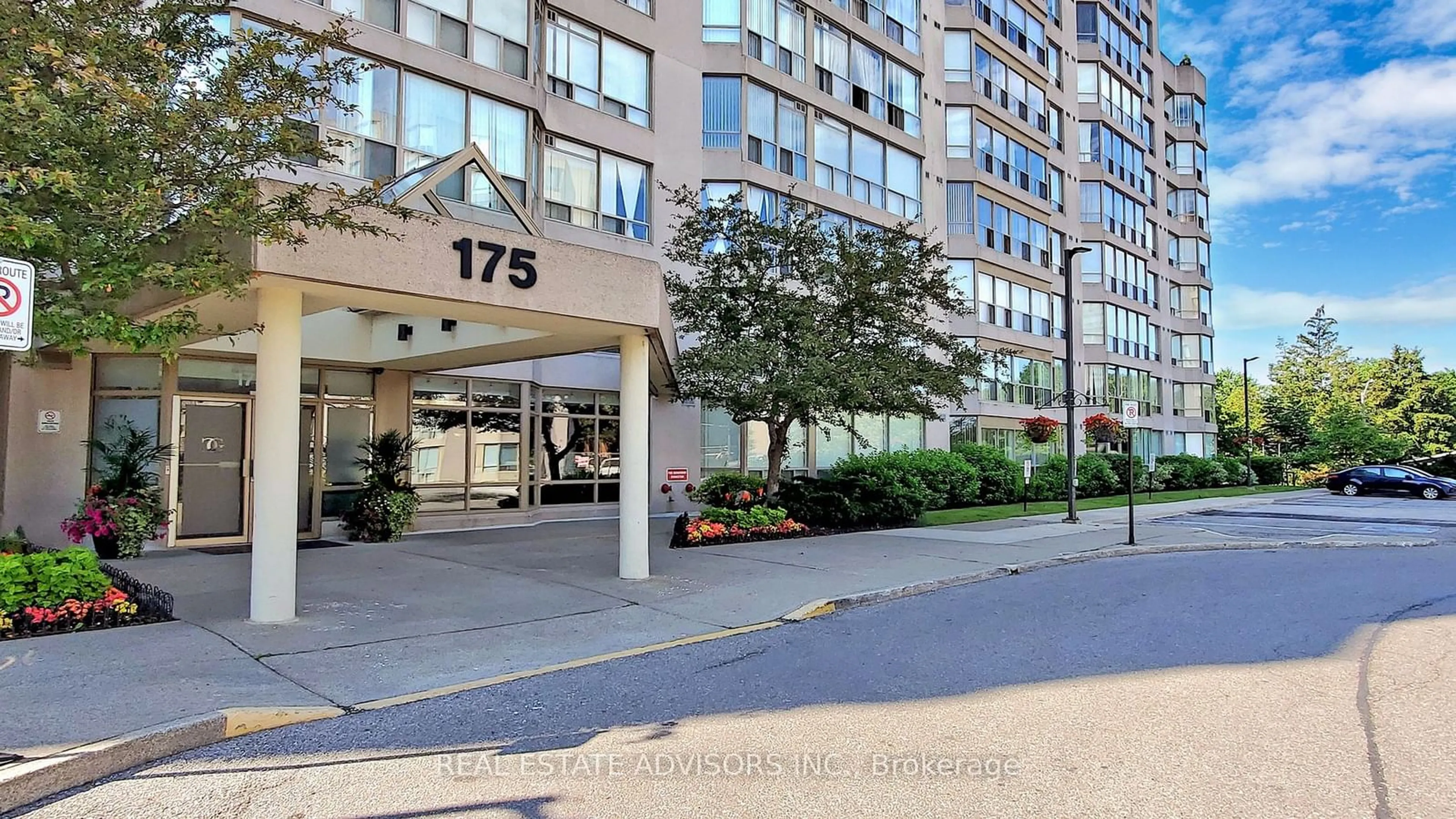 A pic from exterior of the house or condo, the street view for 175 Cedar Ave #107, Richmond Hill Ontario L4C 9V3