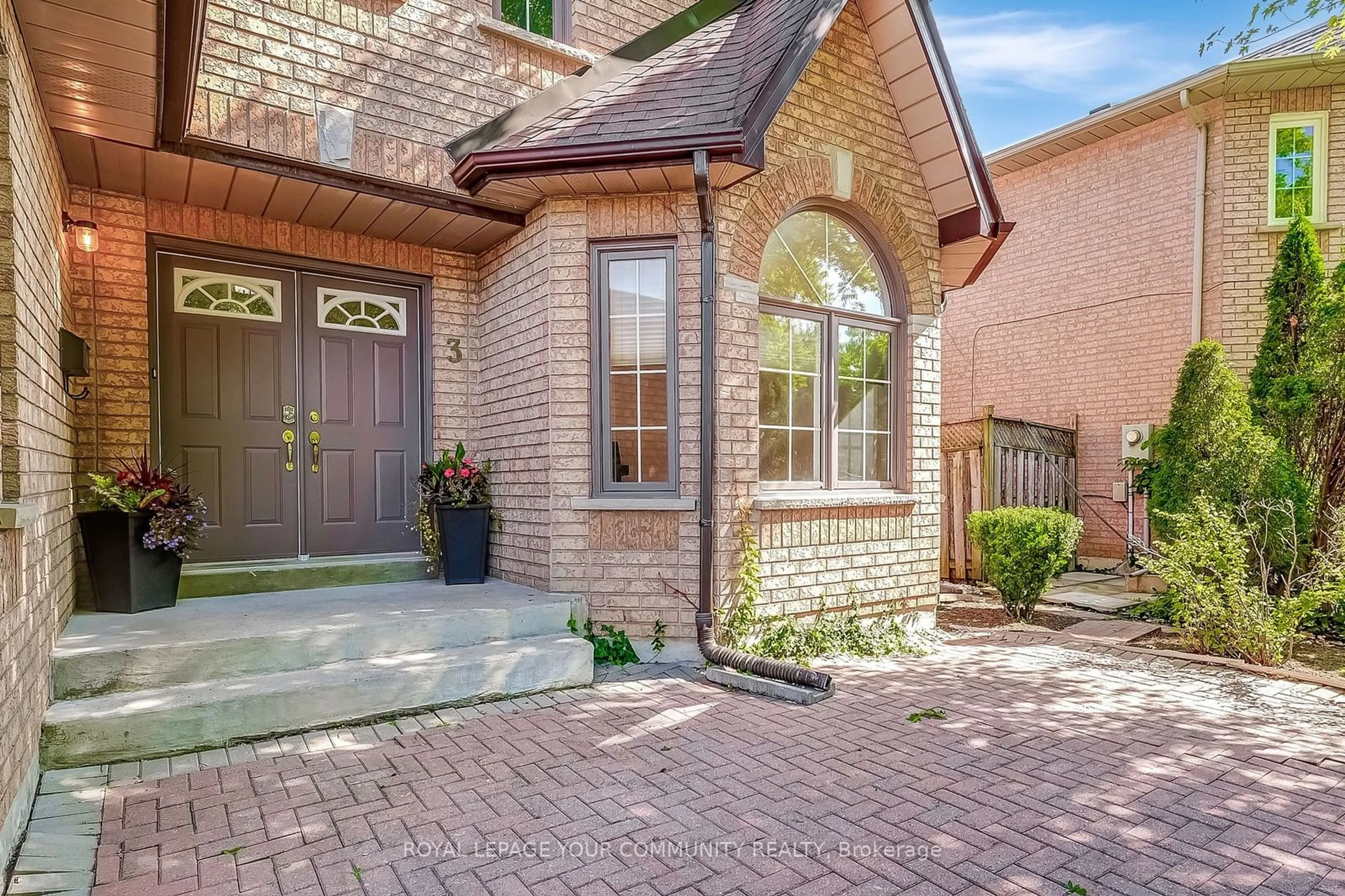 Home with brick exterior material for 3 Creekview Ave, Richmond Hill Ontario L4C 9X1