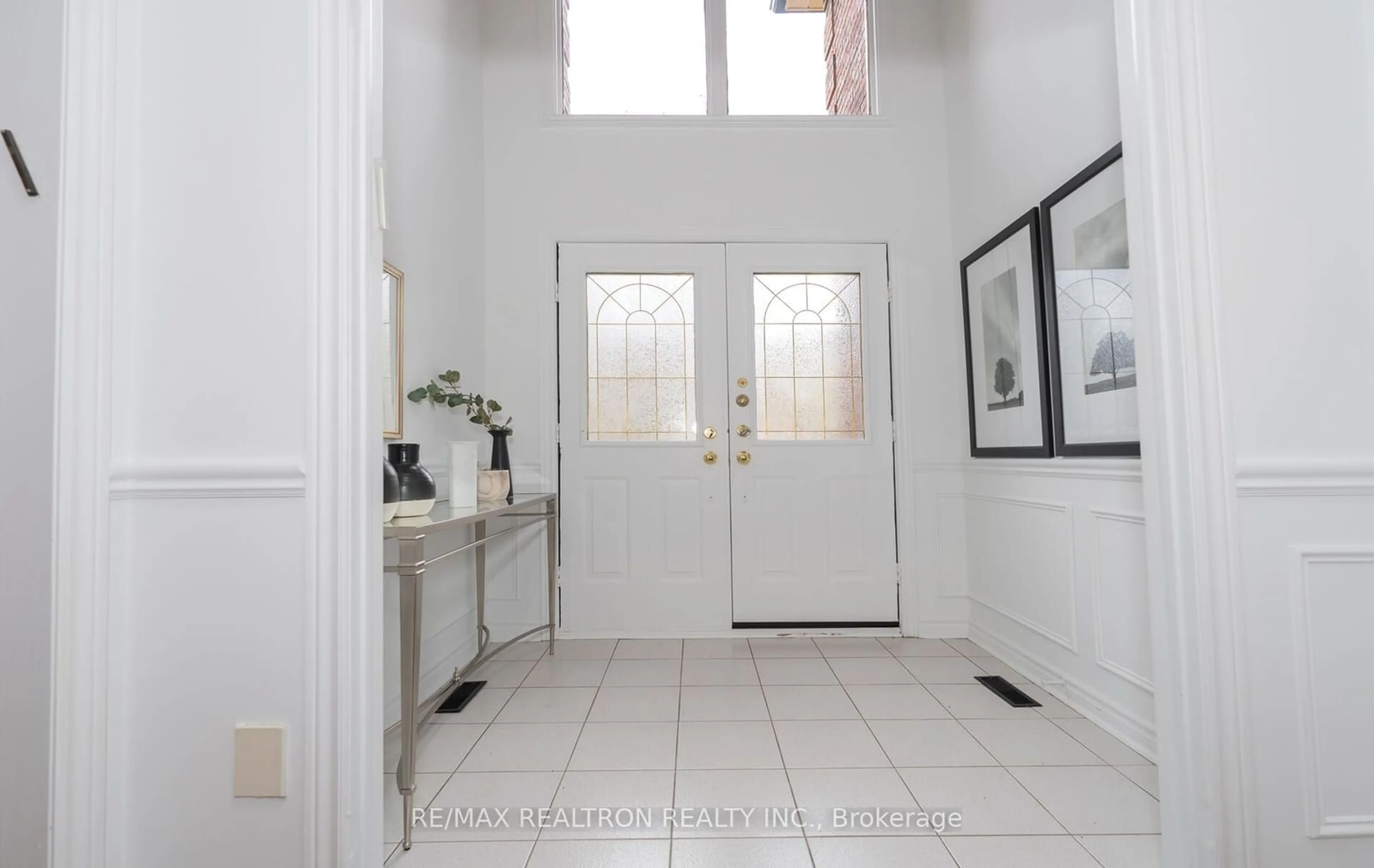 Indoor entryway, wood floors for 136 Markwood Lane, Vaughan Ontario L4J 7K6