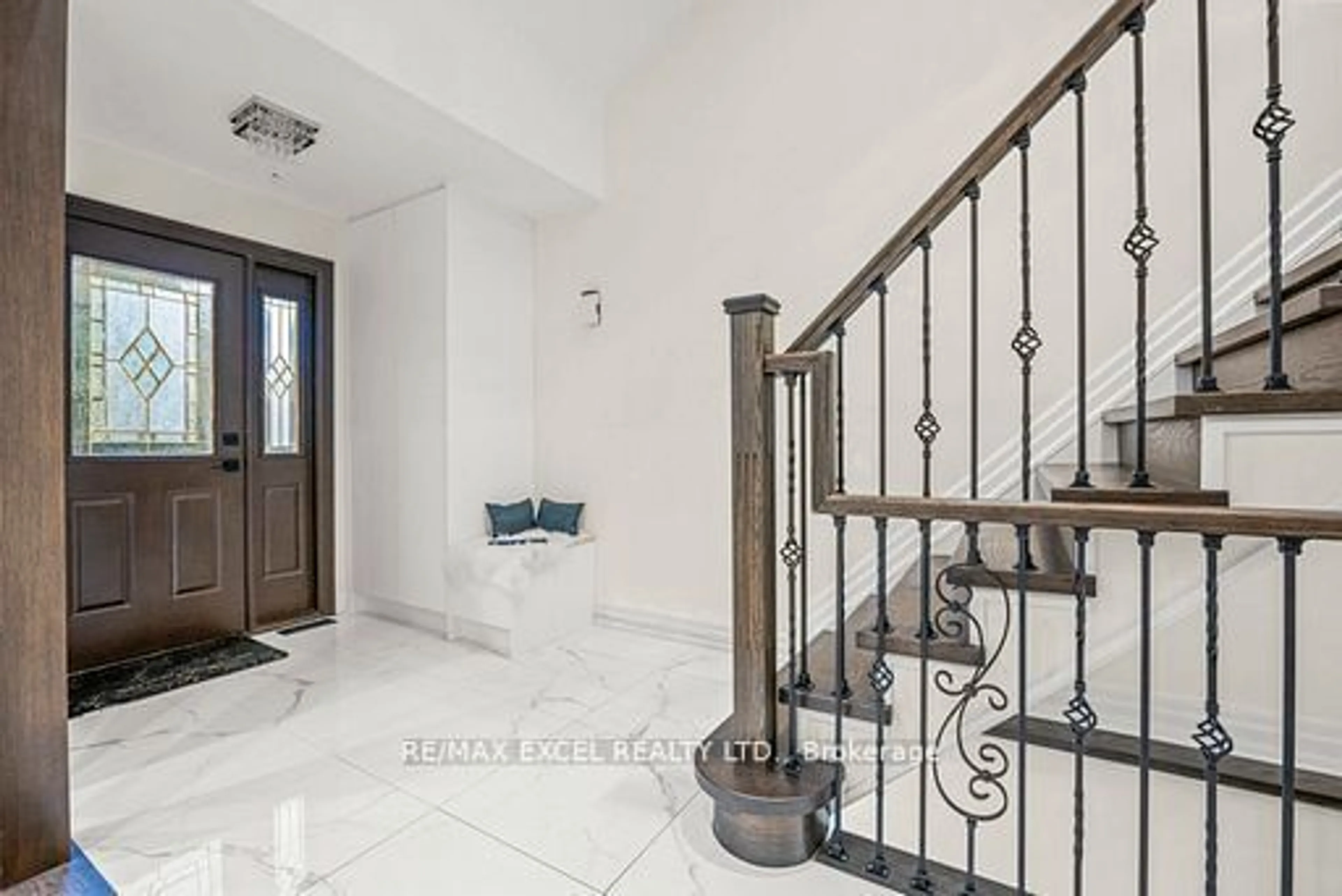 Indoor foyer, cement floor for 412 Mathews Crt, Newmarket Ontario L3X 1C7