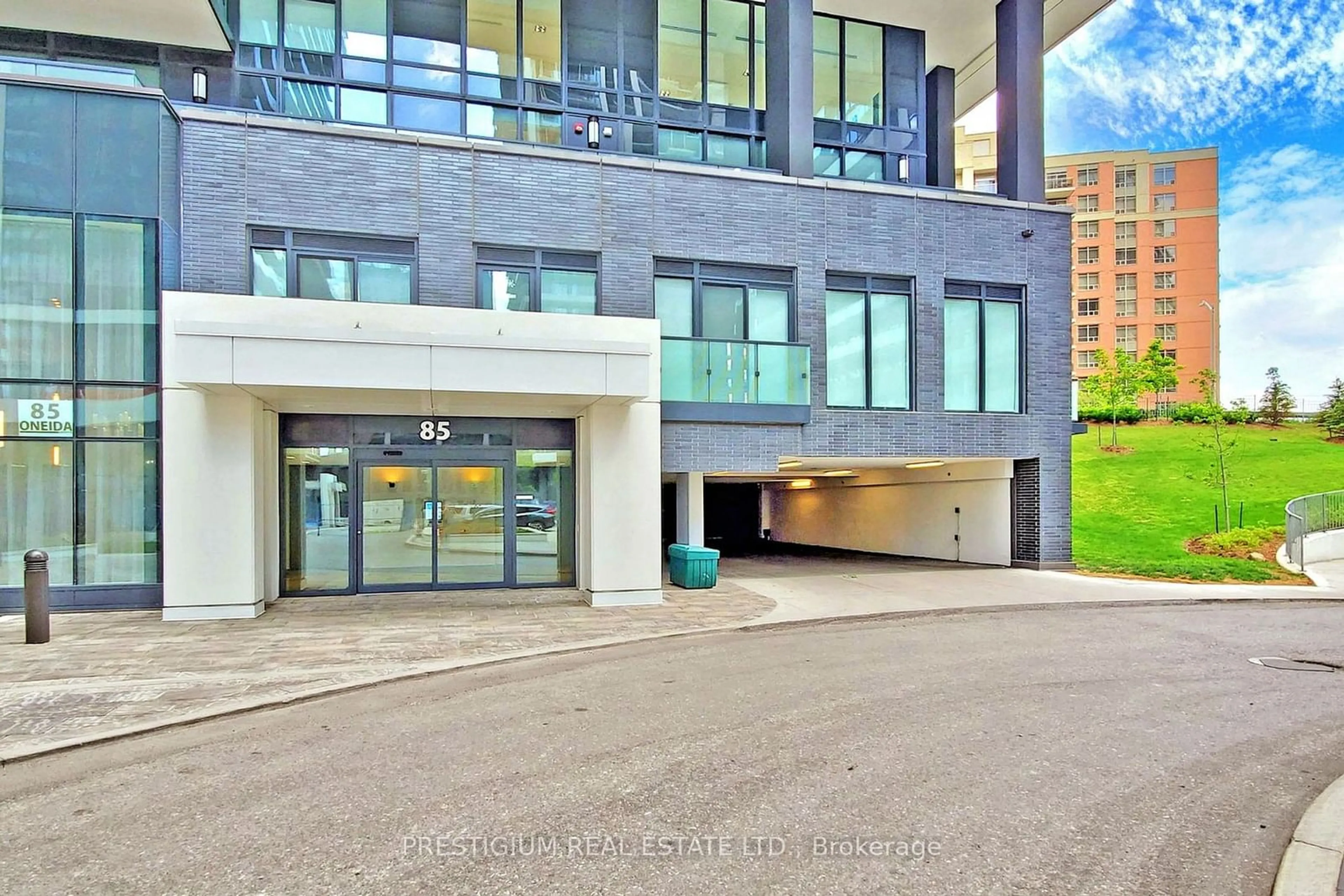 A pic from exterior of the house or condo, the front or back of building for 85 ONEIDA Cres #515, Richmond Hill Ontario L4B 0H4