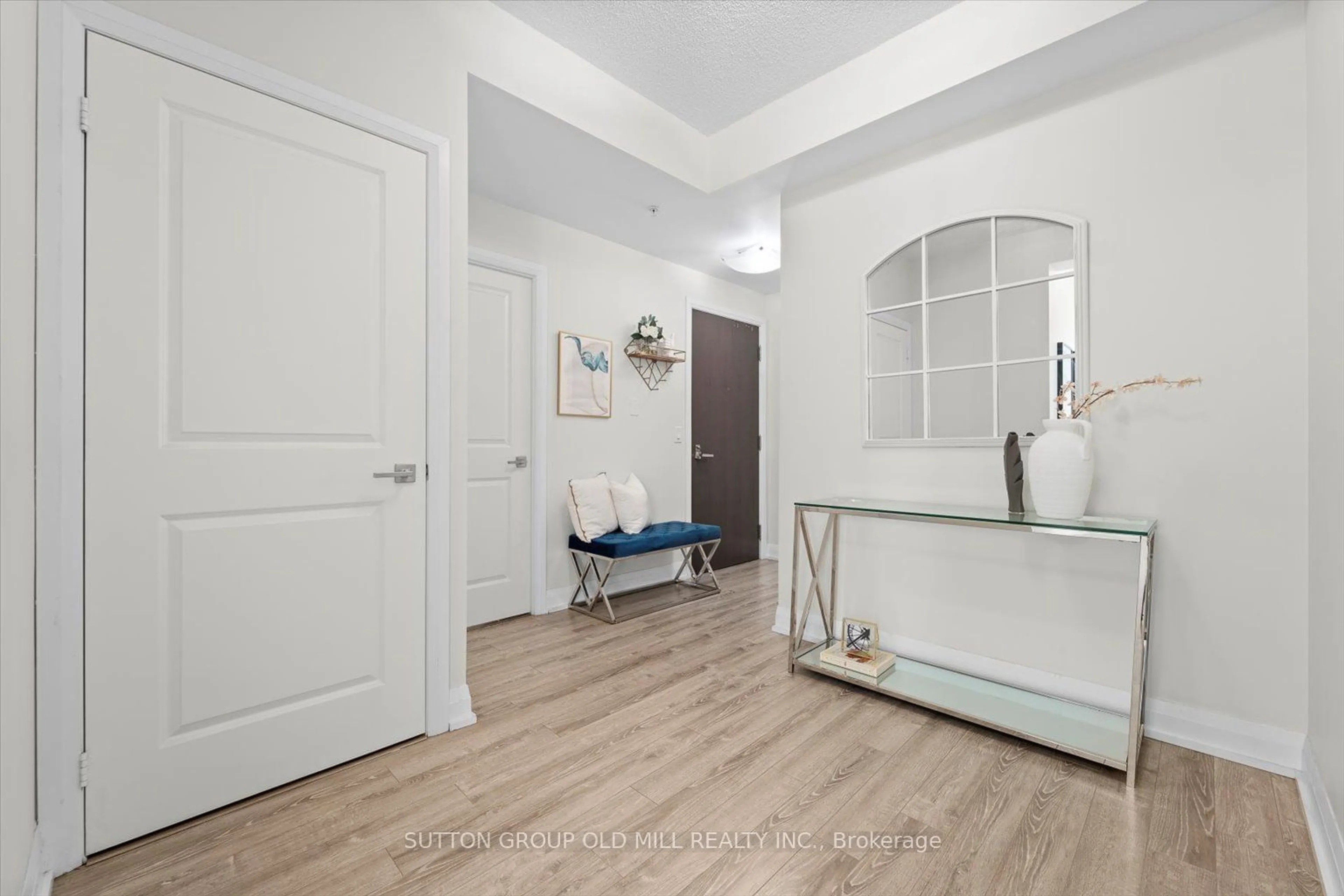 Indoor entryway, wood floors for 75 North Park Rd #1008, Vaughan Ontario L4J 0G6