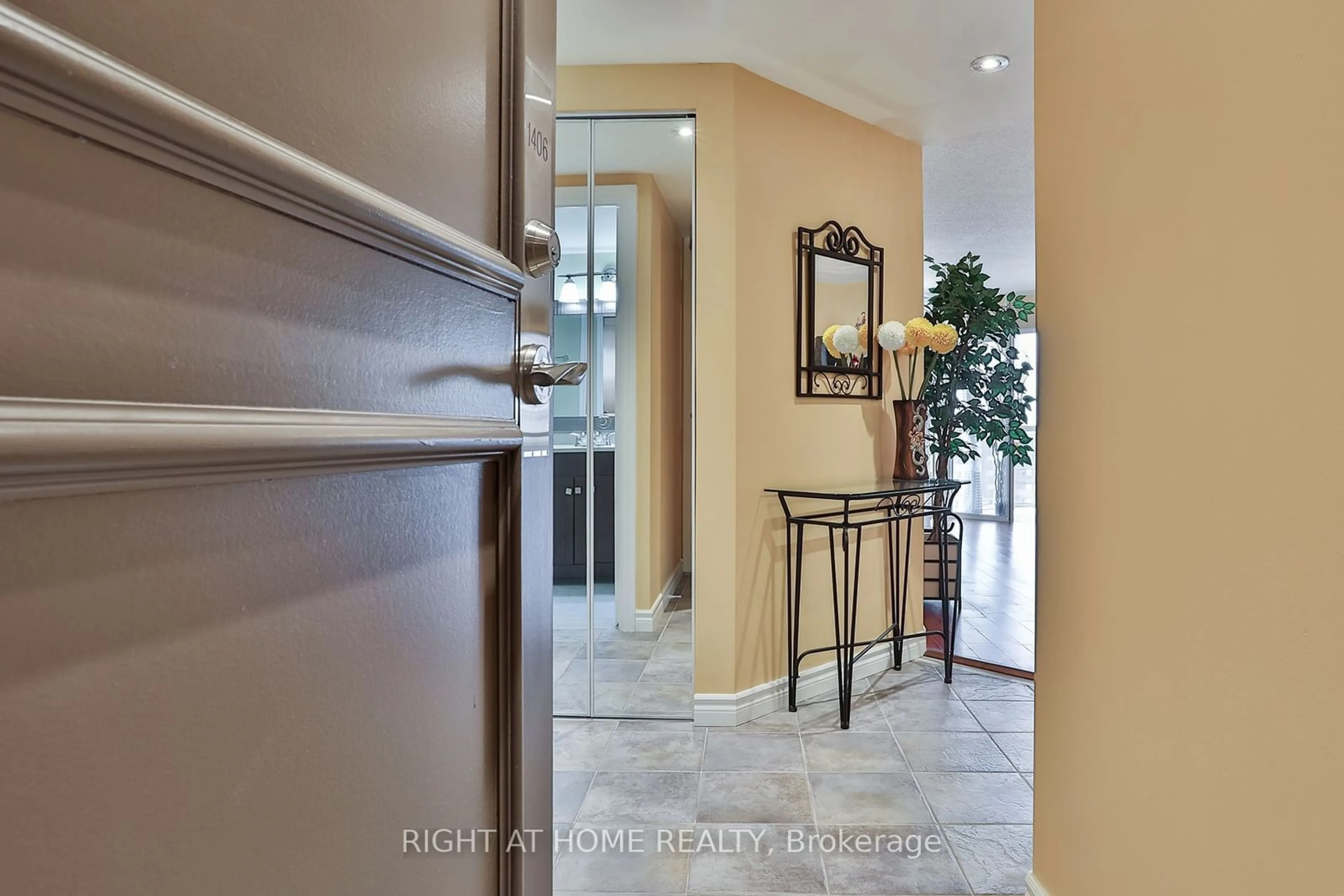 Indoor entryway, wood floors for 20 Baif Blvd #1406, Richmond Hill Ontario L4C 8T1