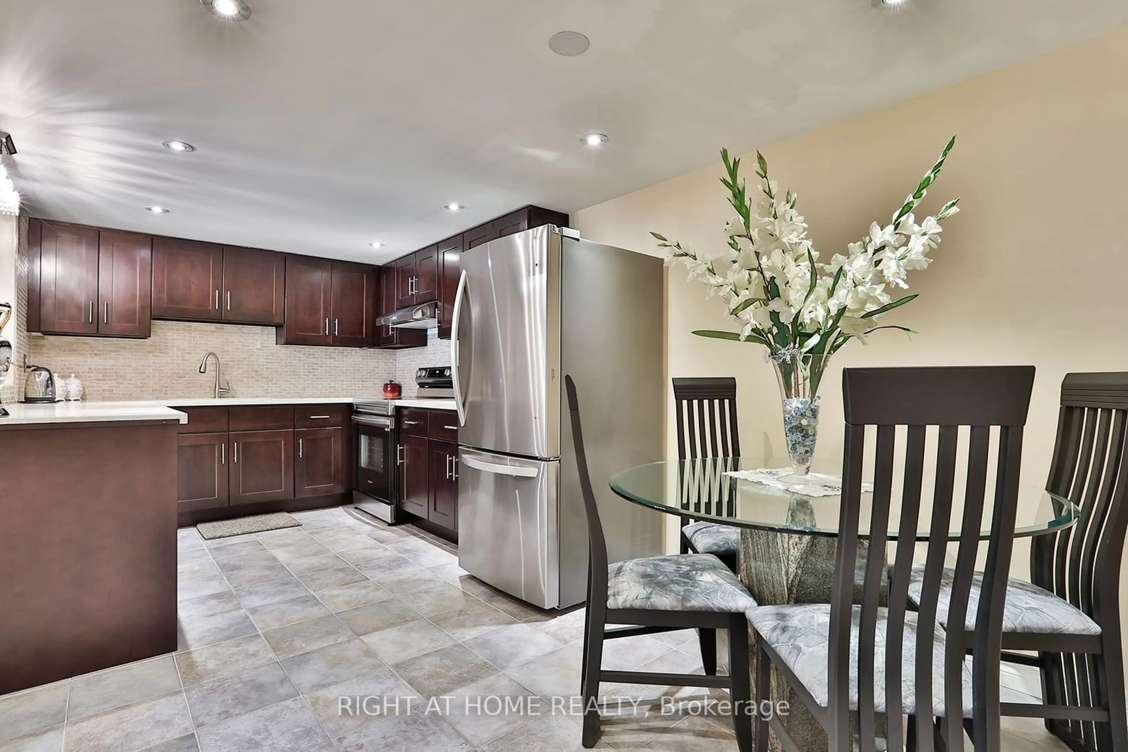 Open concept kitchen for 20 Baif Blvd #1406, Richmond Hill Ontario L4C 8T1