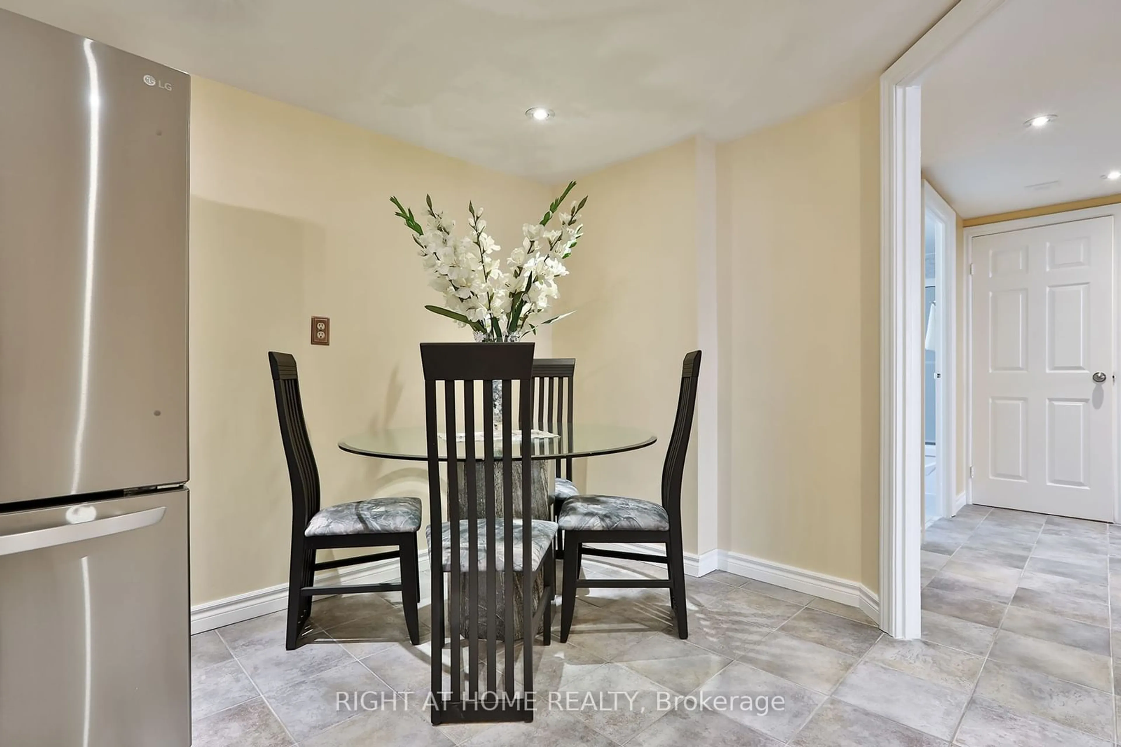 Dining room, wood floors for 20 Baif Blvd #1406, Richmond Hill Ontario L4C 8T1