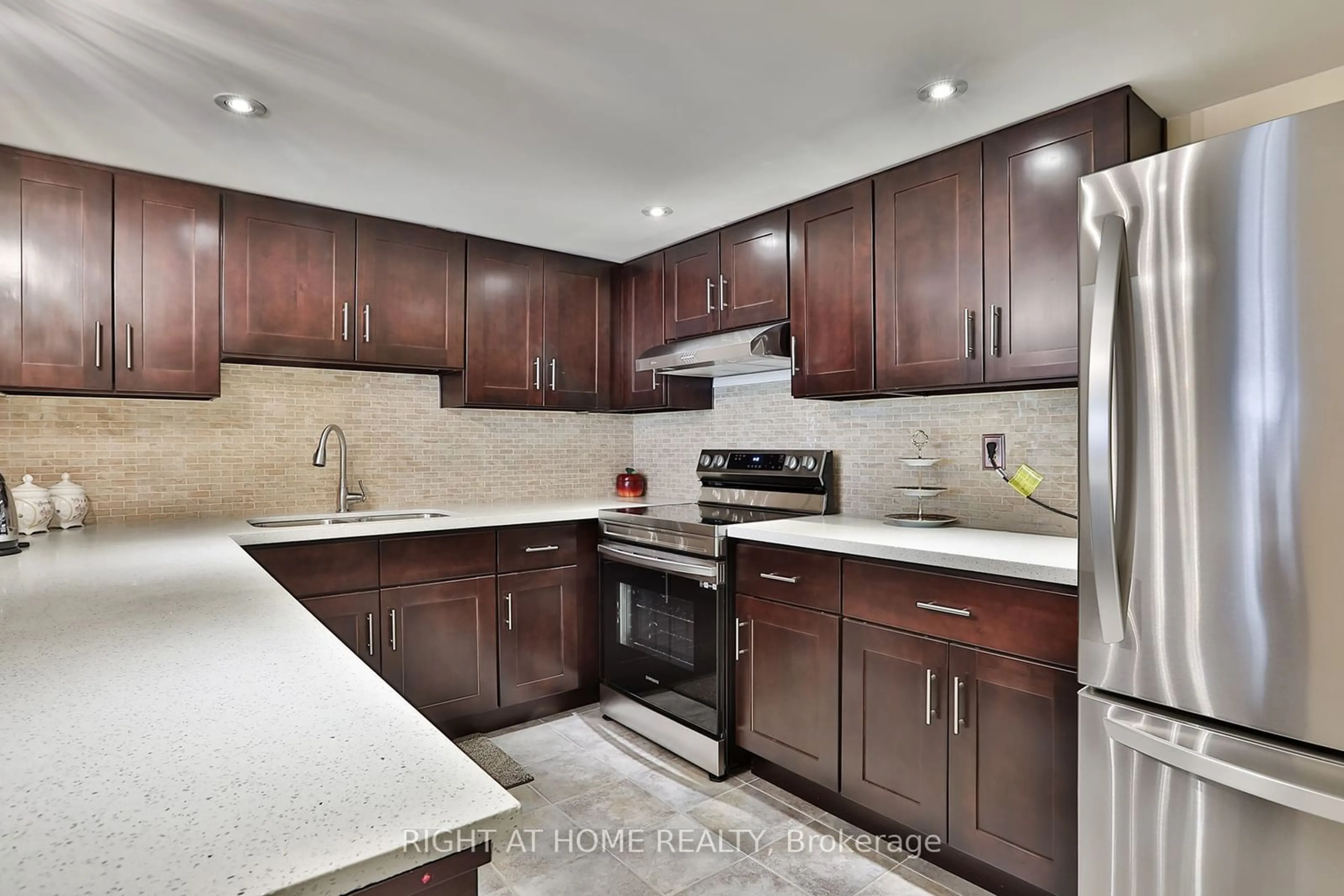 Standard kitchen, wood floors for 20 Baif Blvd #1406, Richmond Hill Ontario L4C 8T1