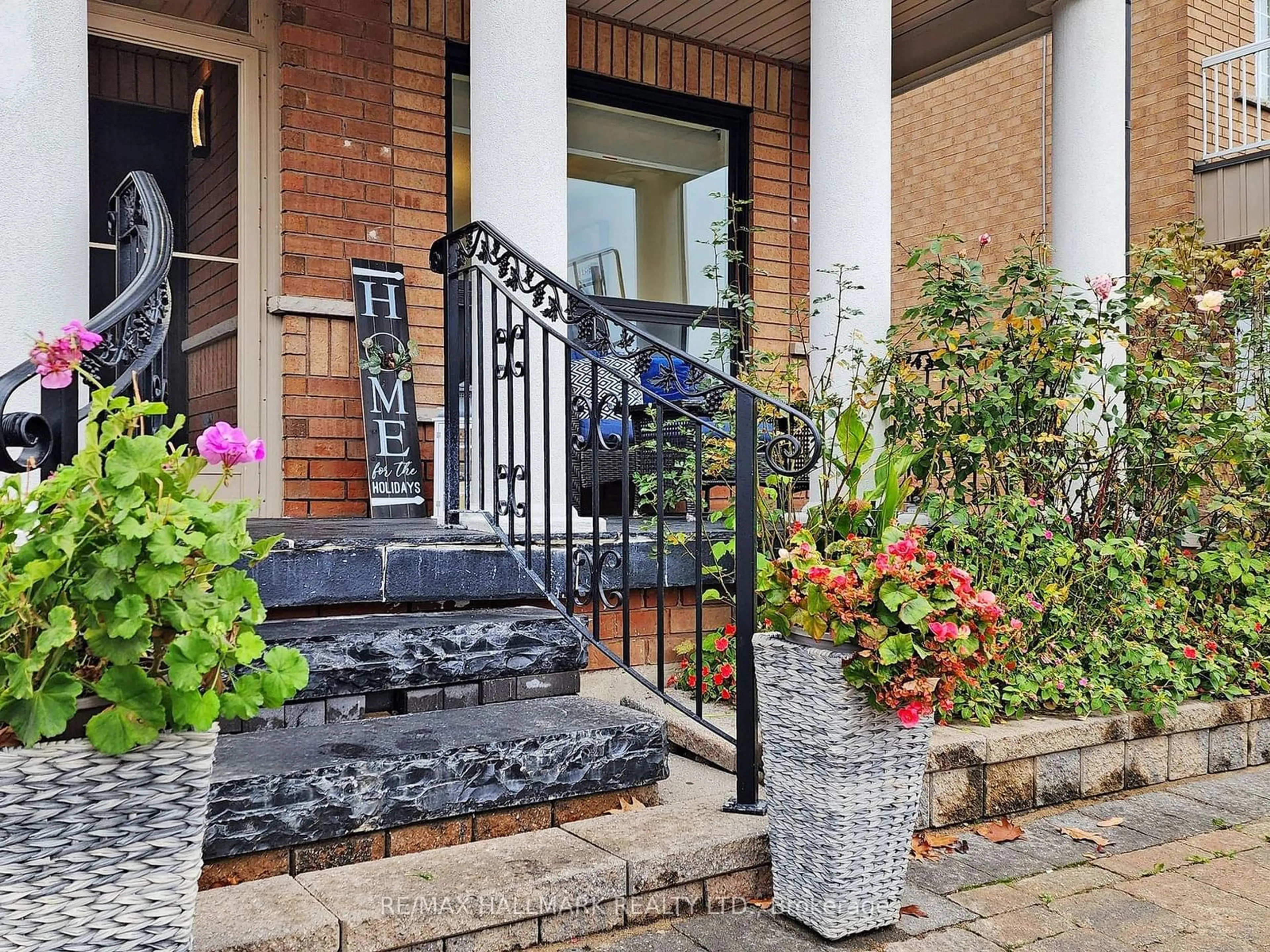 Indoor entryway, wood floors for 338 Hawkview Blvd, Vaughan Ontario L4H 2G7