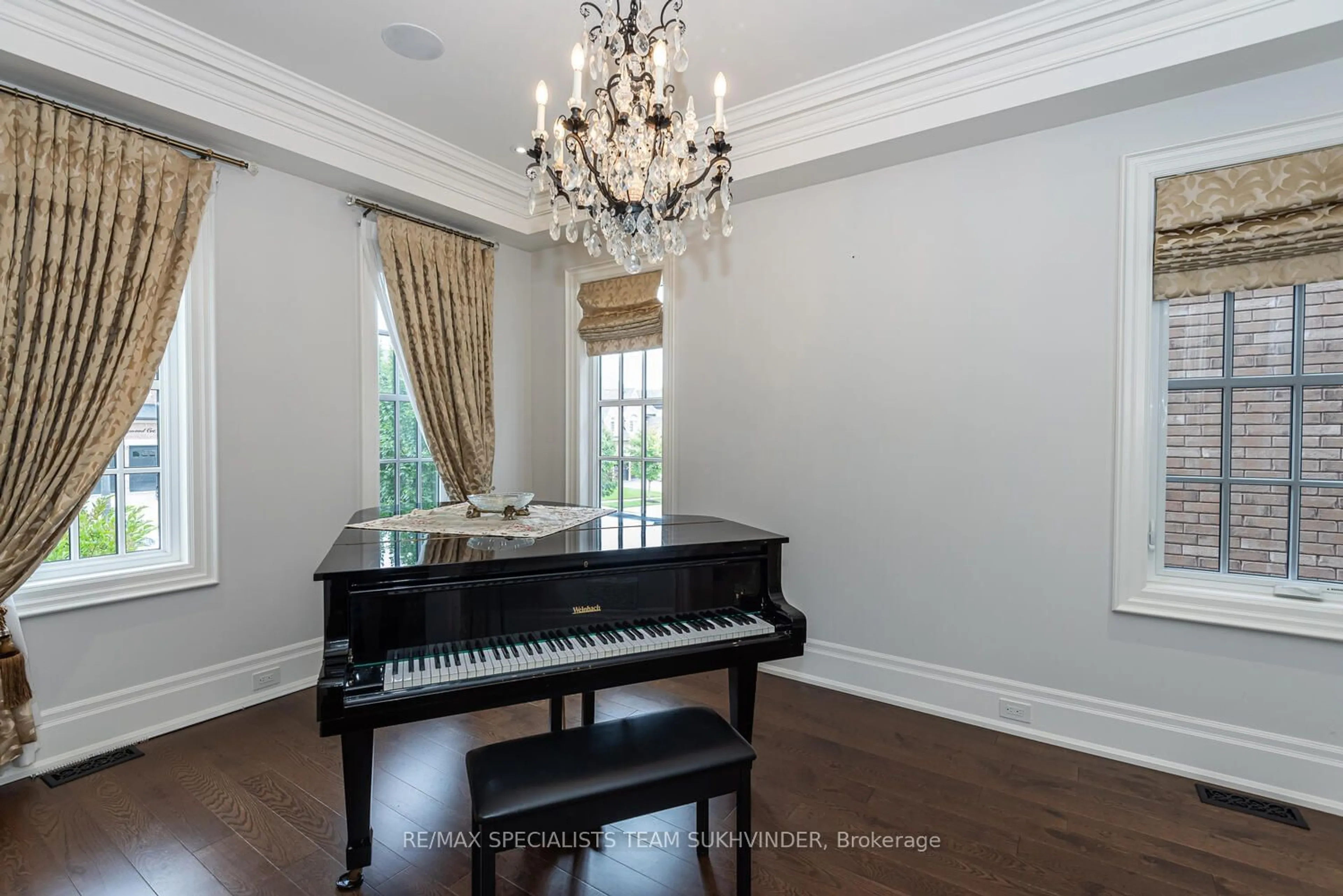 Dining room, wood floors, cottage for 76 Annsleywood Crt, Vaughan Ontario L4H 4G6