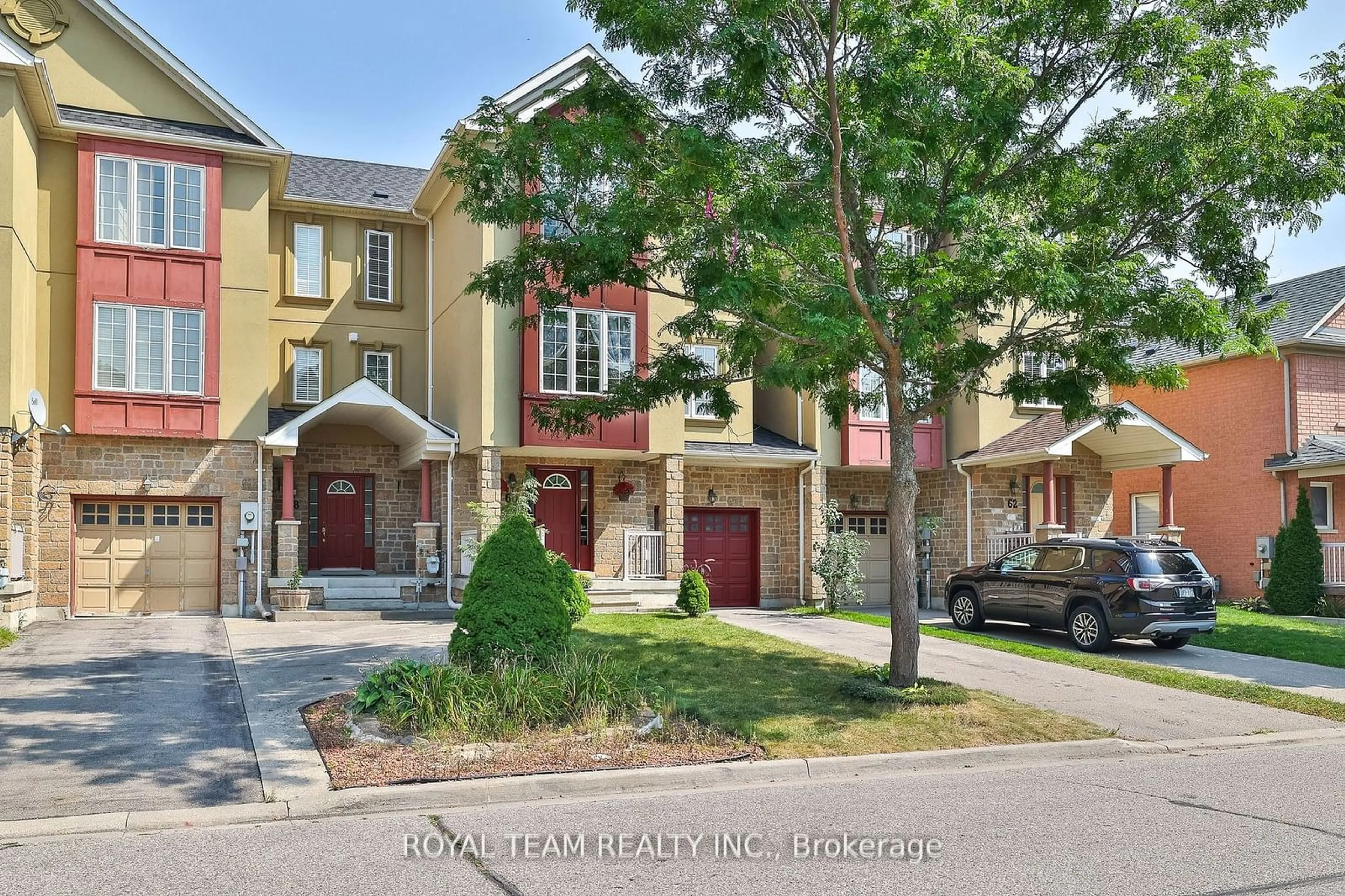 A pic from exterior of the house or condo, the street view for 60 Matthew Boyd Cres, Newmarket Ontario L3X 3C3