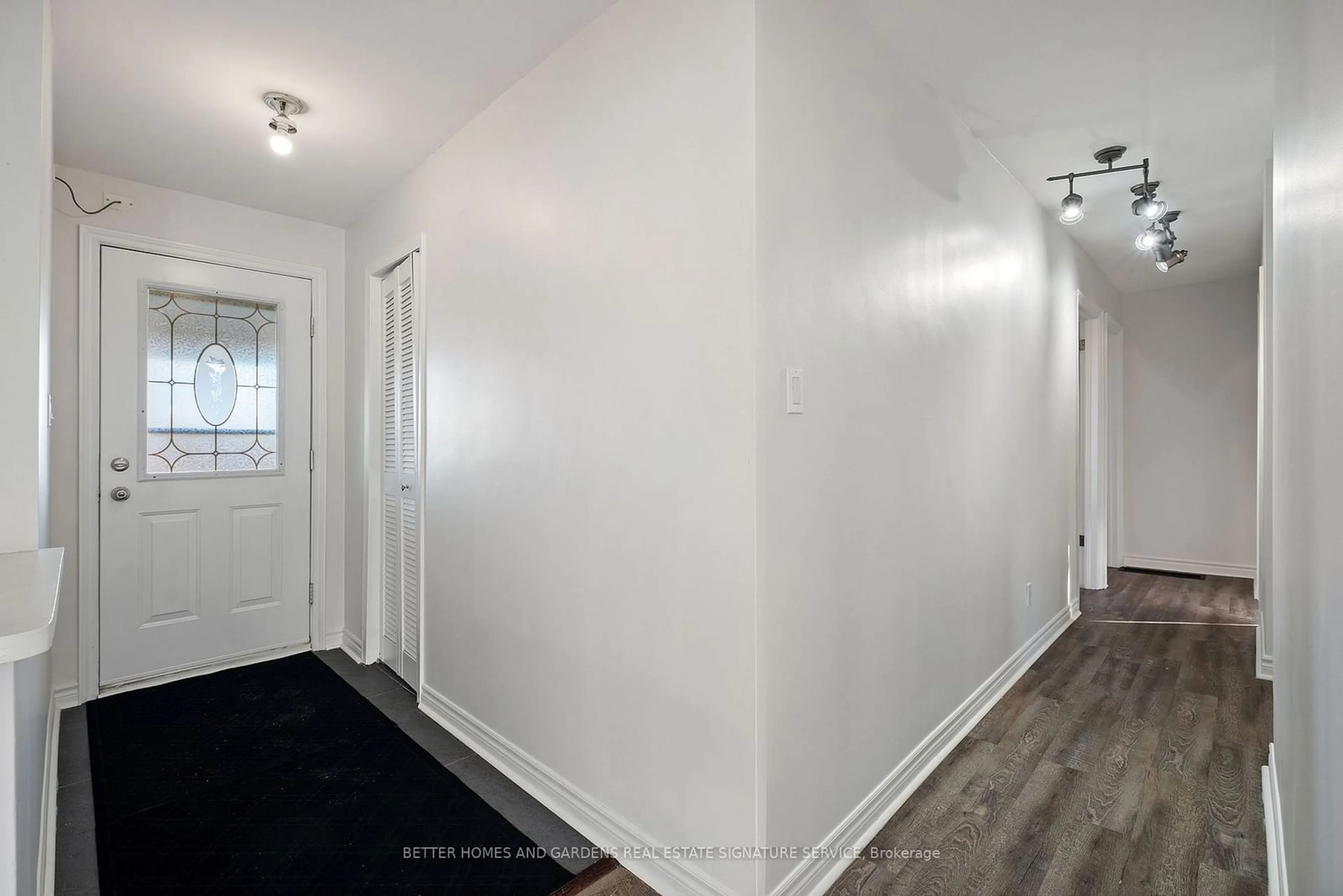 Indoor entryway, not visible floor for 4046 20th Sdrd, Bradford West Gwillimbury Ontario L3Z 2A4