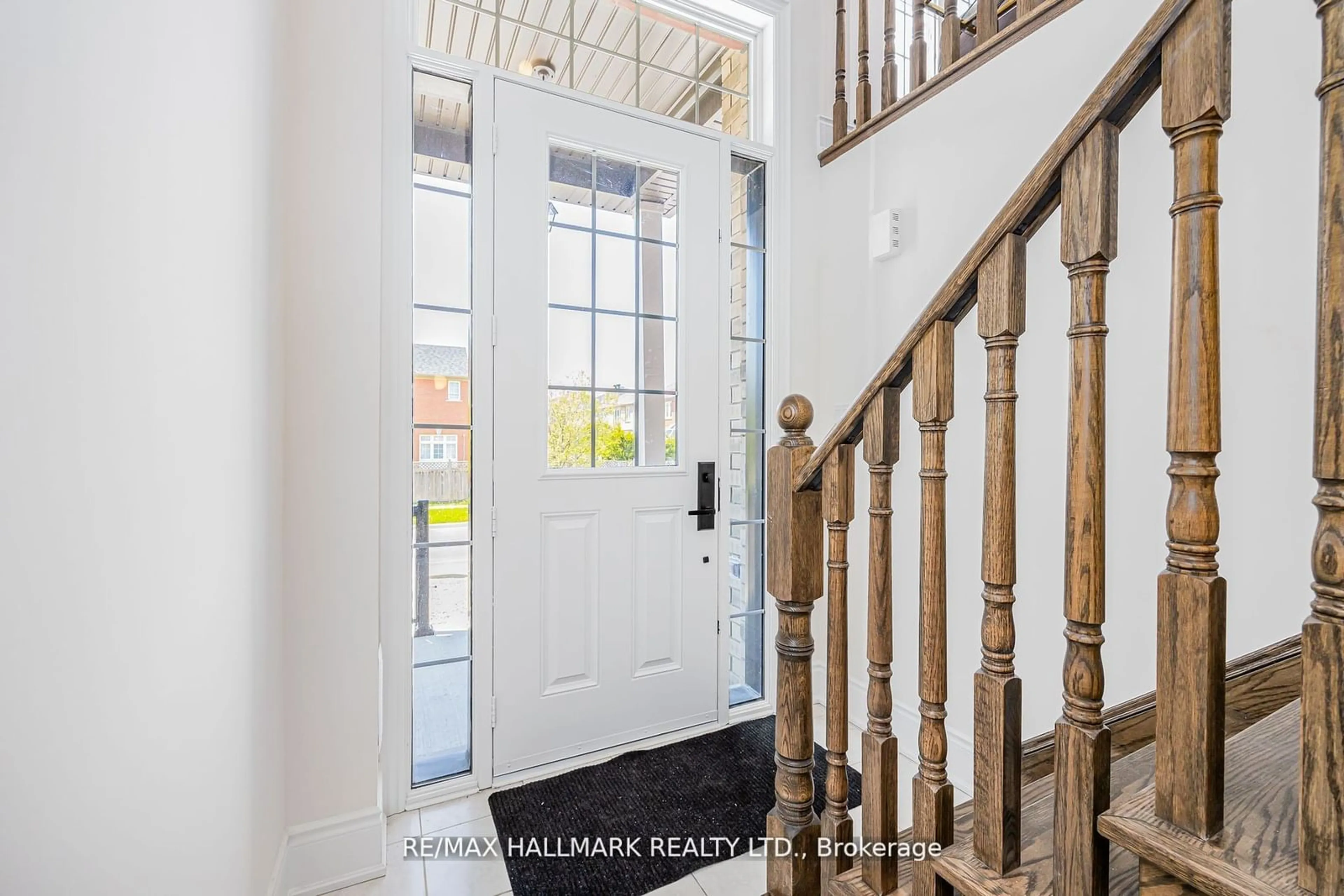 Indoor entryway, wood floors for 307 Swan Park Rd, Markham Ontario L6E 0H3