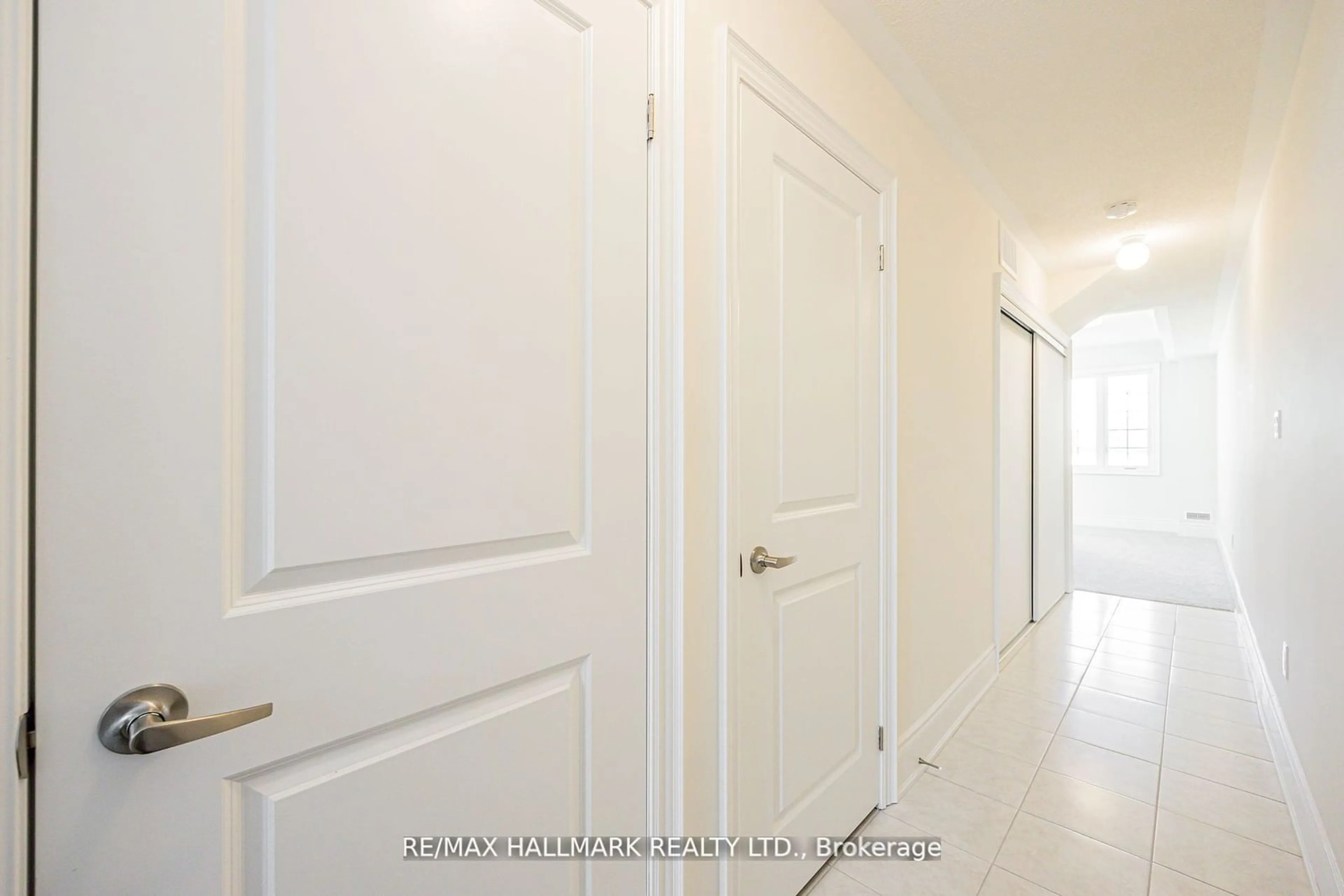 Indoor entryway, wood floors for 307 Swan Park Rd, Markham Ontario L6E 0H3