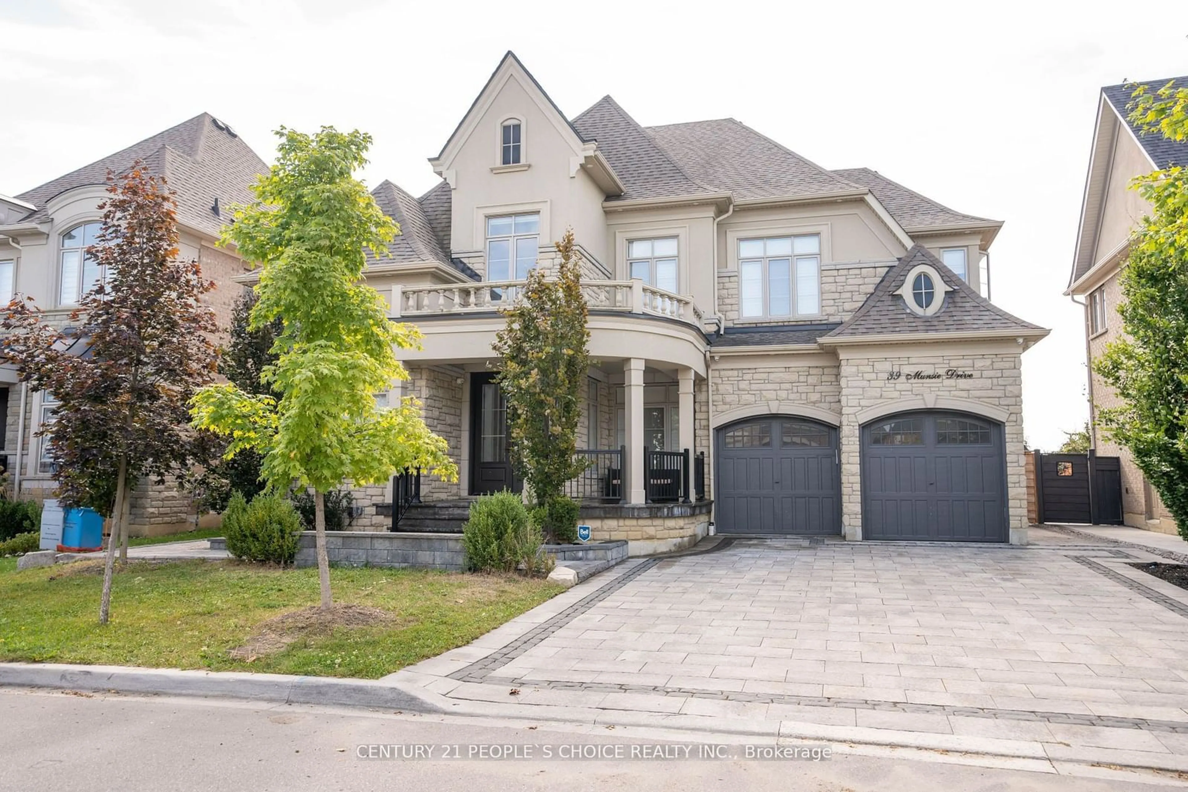 Frontside or backside of a home, the street view for 39 Munsie Dr, King Ontario L7B 0N8