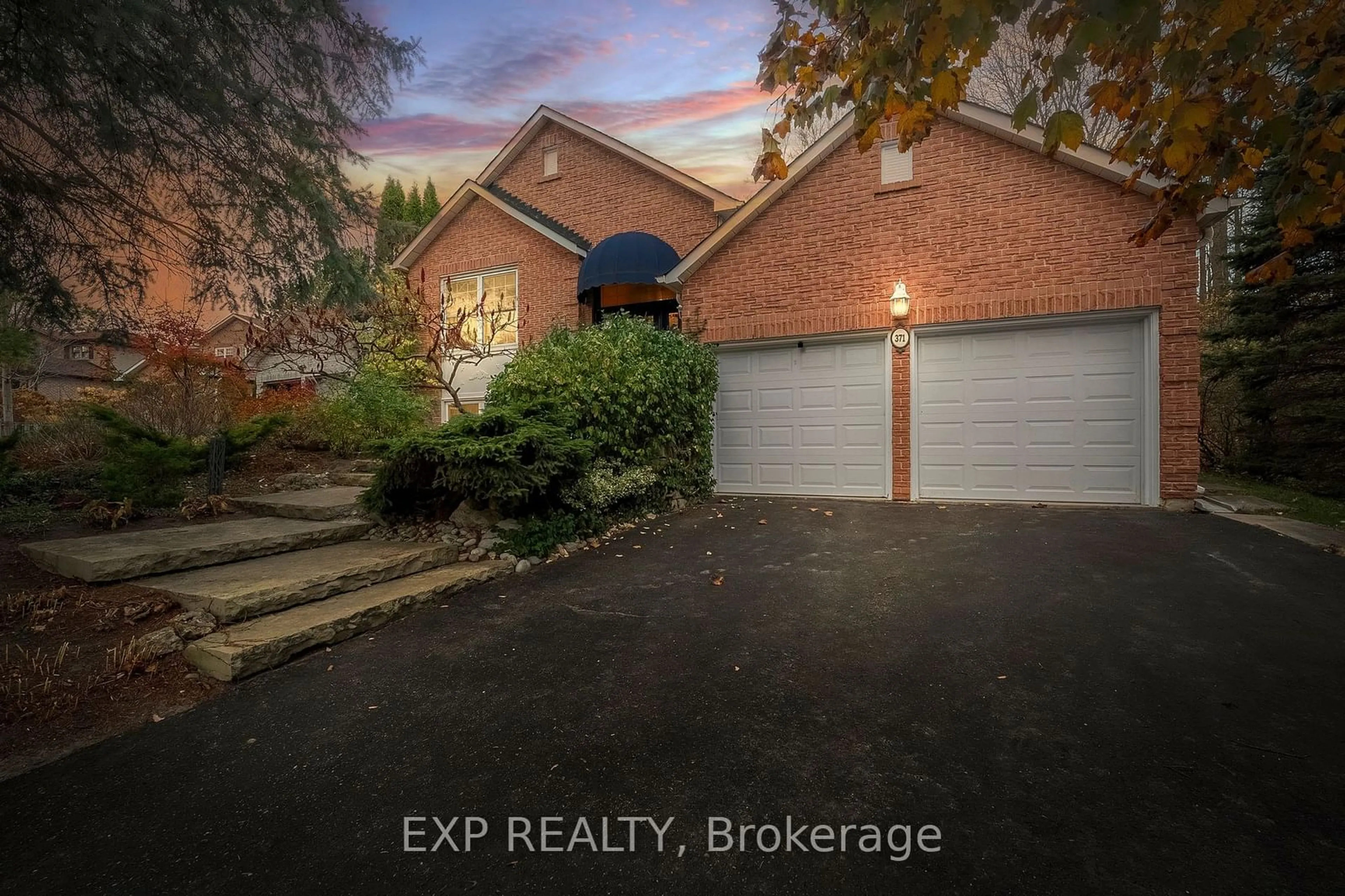 Frontside or backside of a home, the street view for 371 Bexhill Rd, Newmarket Ontario L3Y 6P6