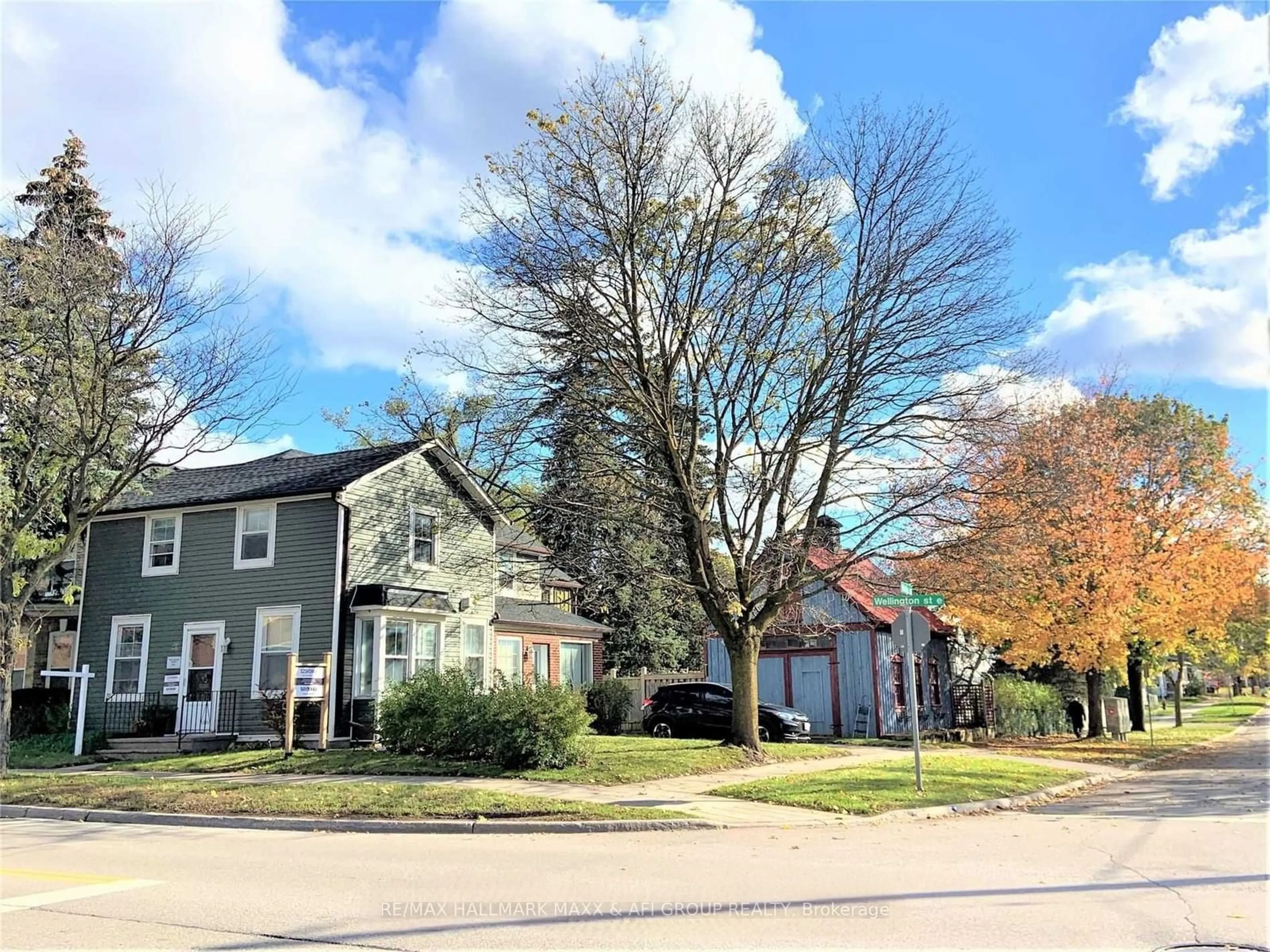 A pic from exterior of the house or condo, the street view for 61 Wellington St, Aurora Ontario L4G 1H7