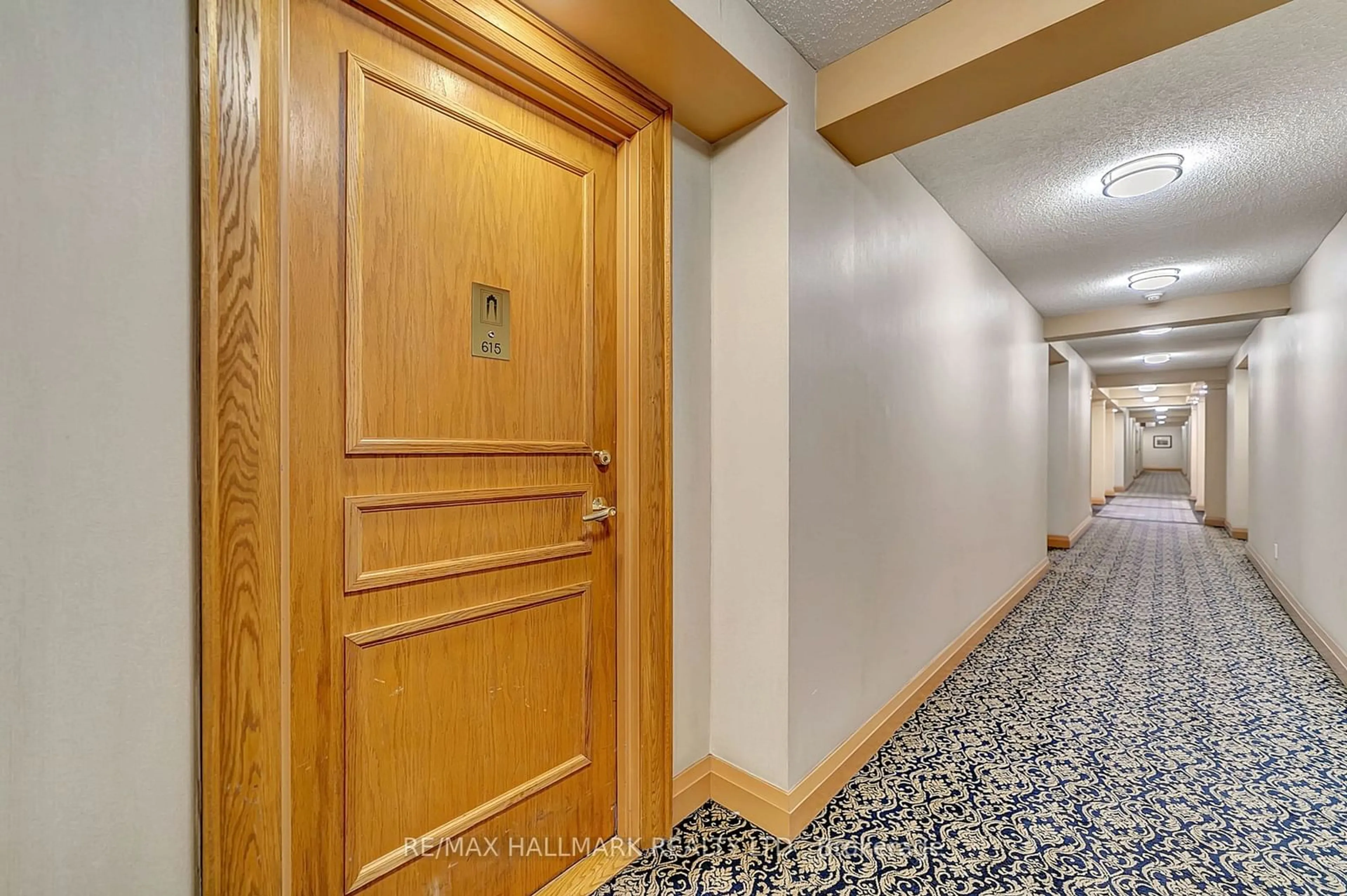 Indoor foyer, wood floors for 29 Northern Hts Dr #615, Richmond Hill Ontario L4B 4L8