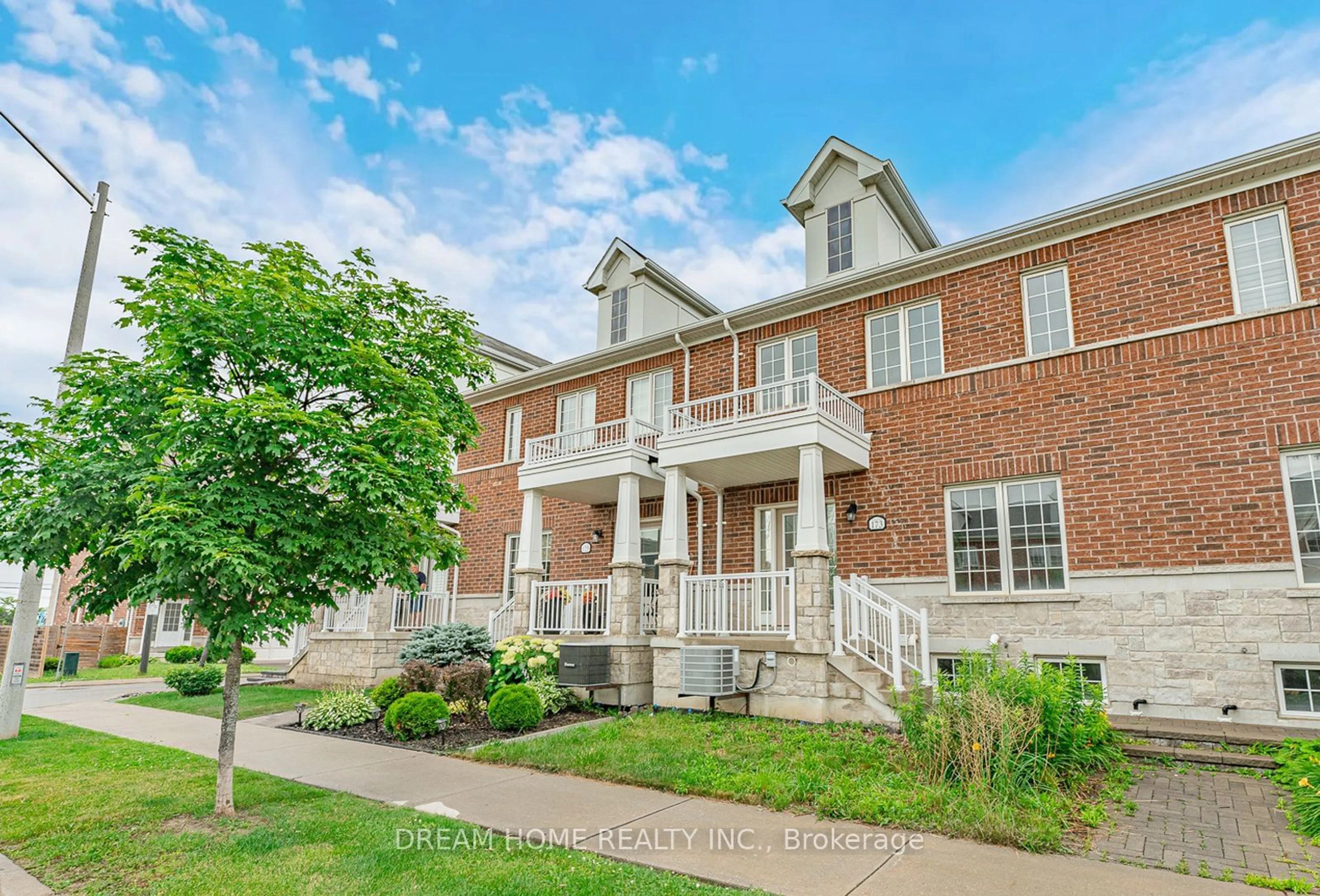 A pic from exterior of the house or condo, the street view for 173 Verdi Rd, Richmond Hill Ontario L4E 0Z6