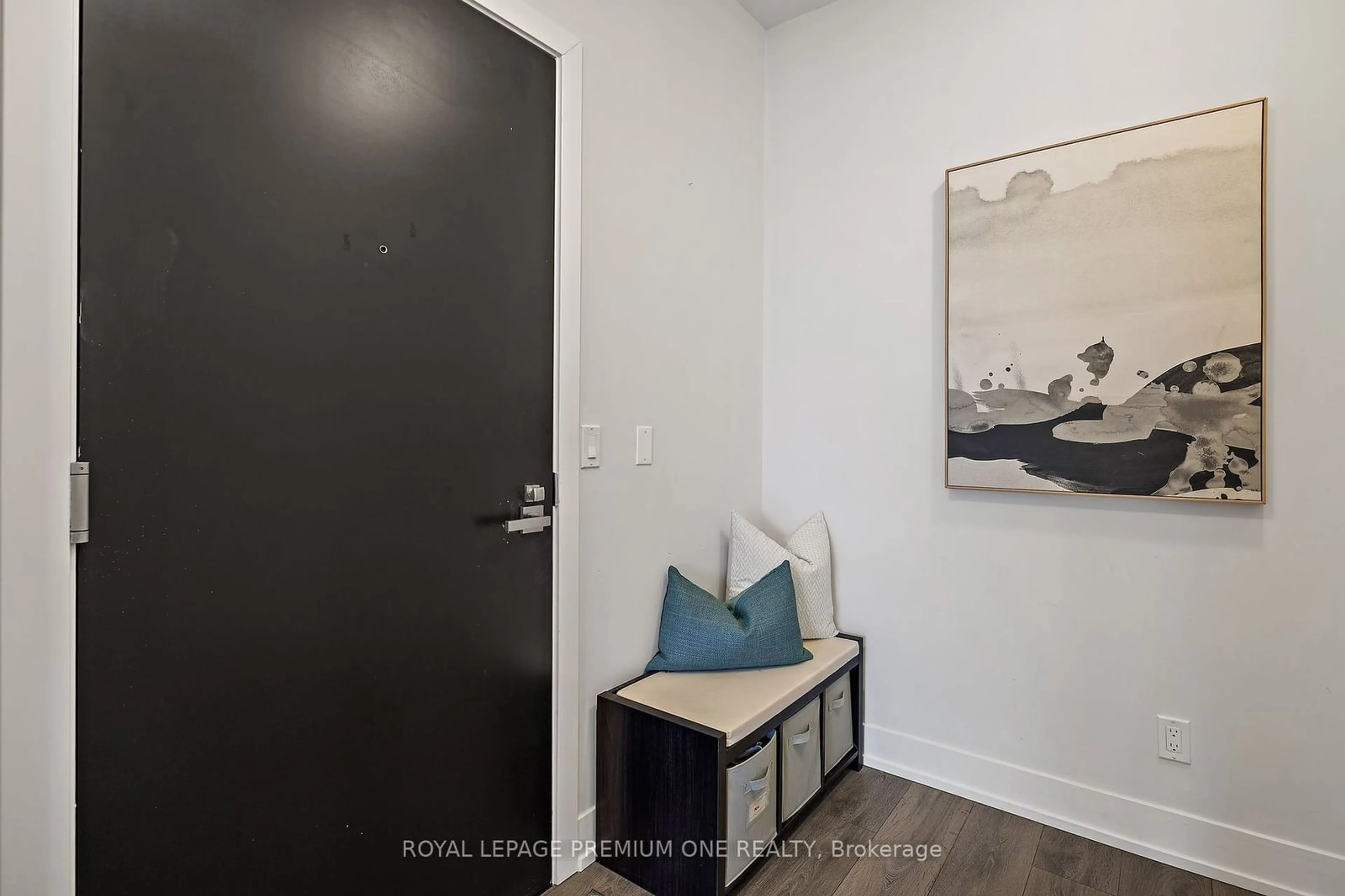 Indoor entryway, wood floors for 9471 Yonge St #1514, Richmond Hill Ontario L4C 1V5