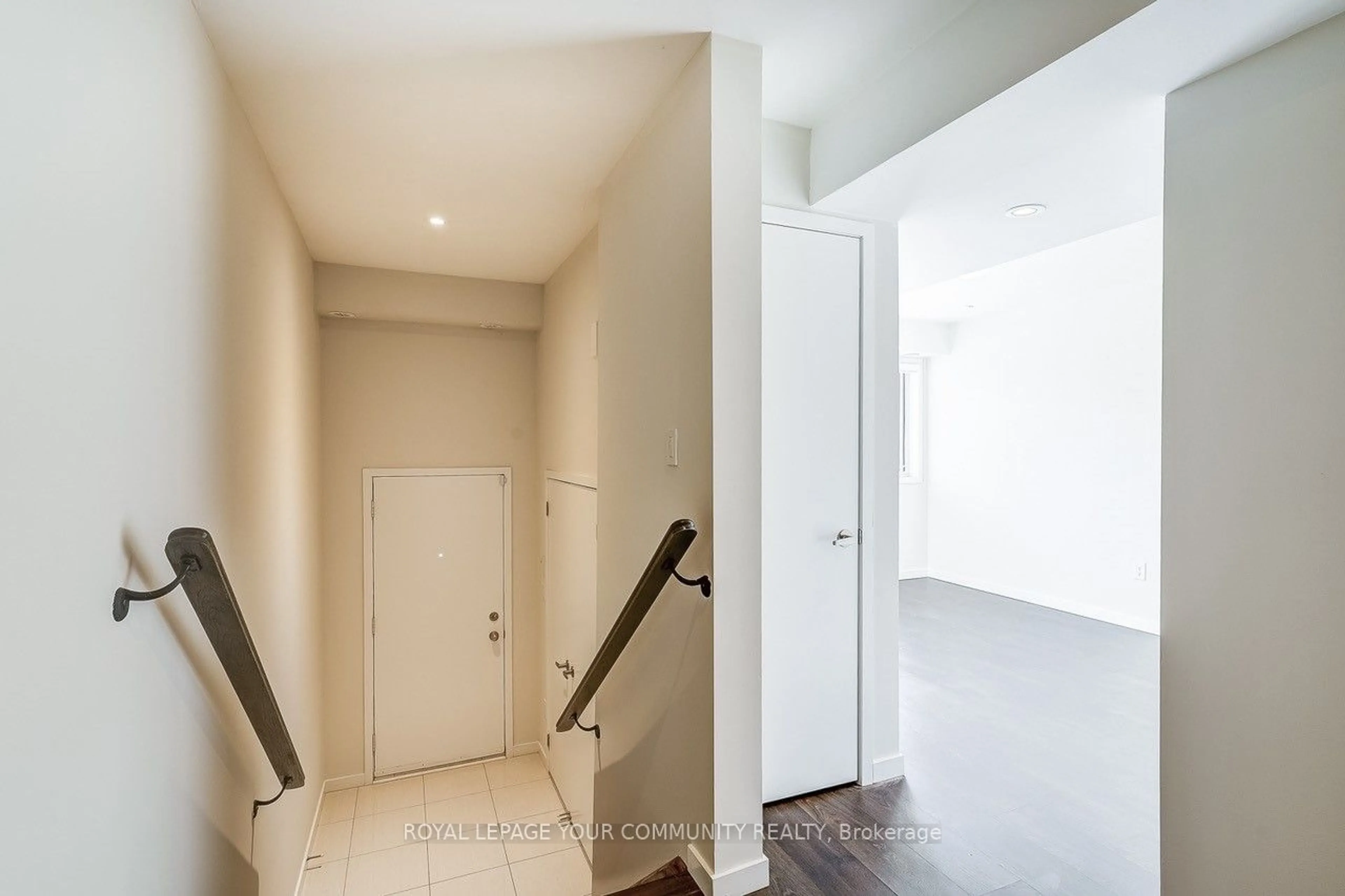 Indoor foyer, cement floor for 3870 Major Mackenzie Dr, Vaughan Ontario L4H 4R2