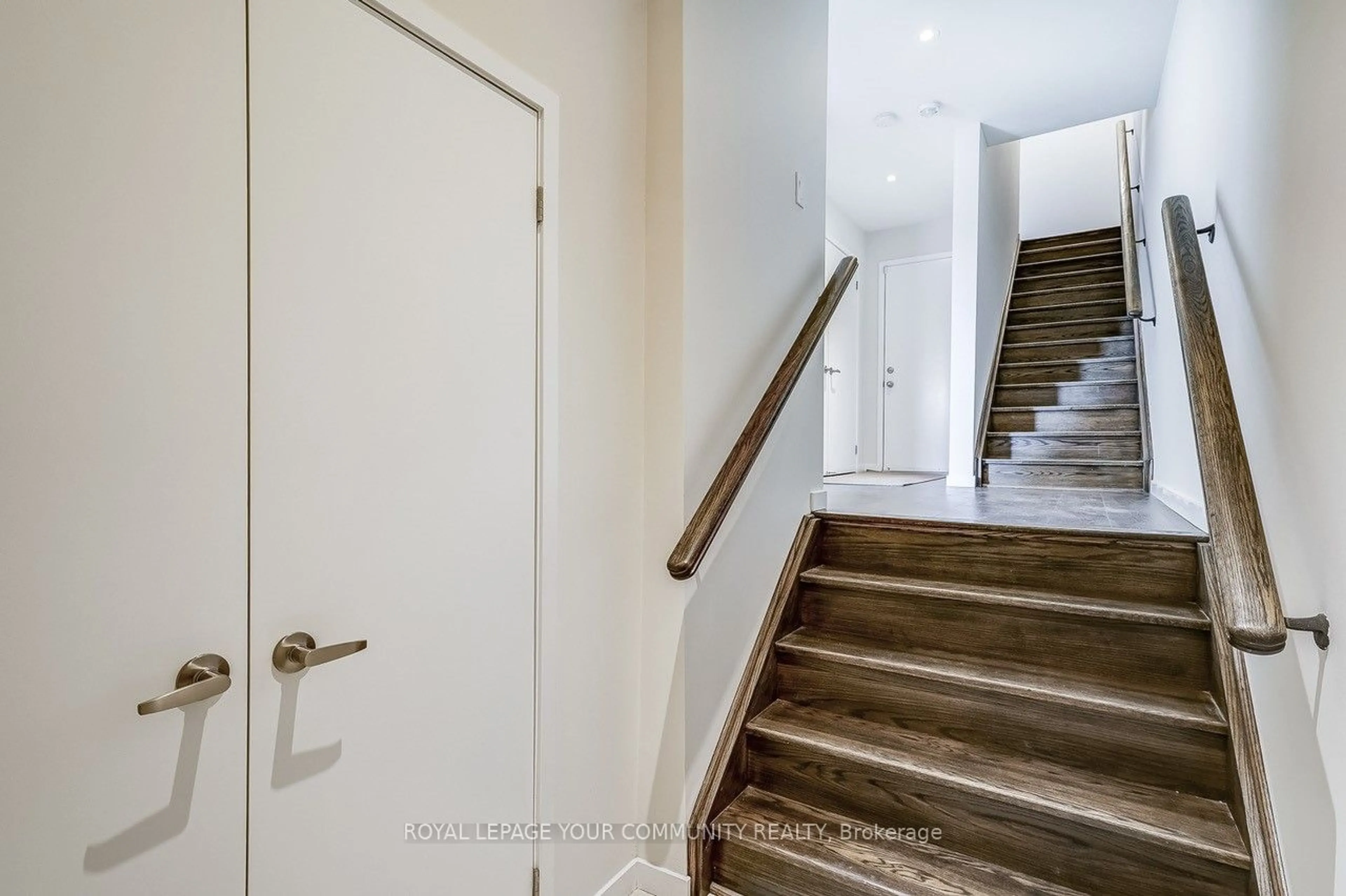 Indoor foyer, wood floors for 3870 Major Mackenzie Dr, Vaughan Ontario L4H 4R2