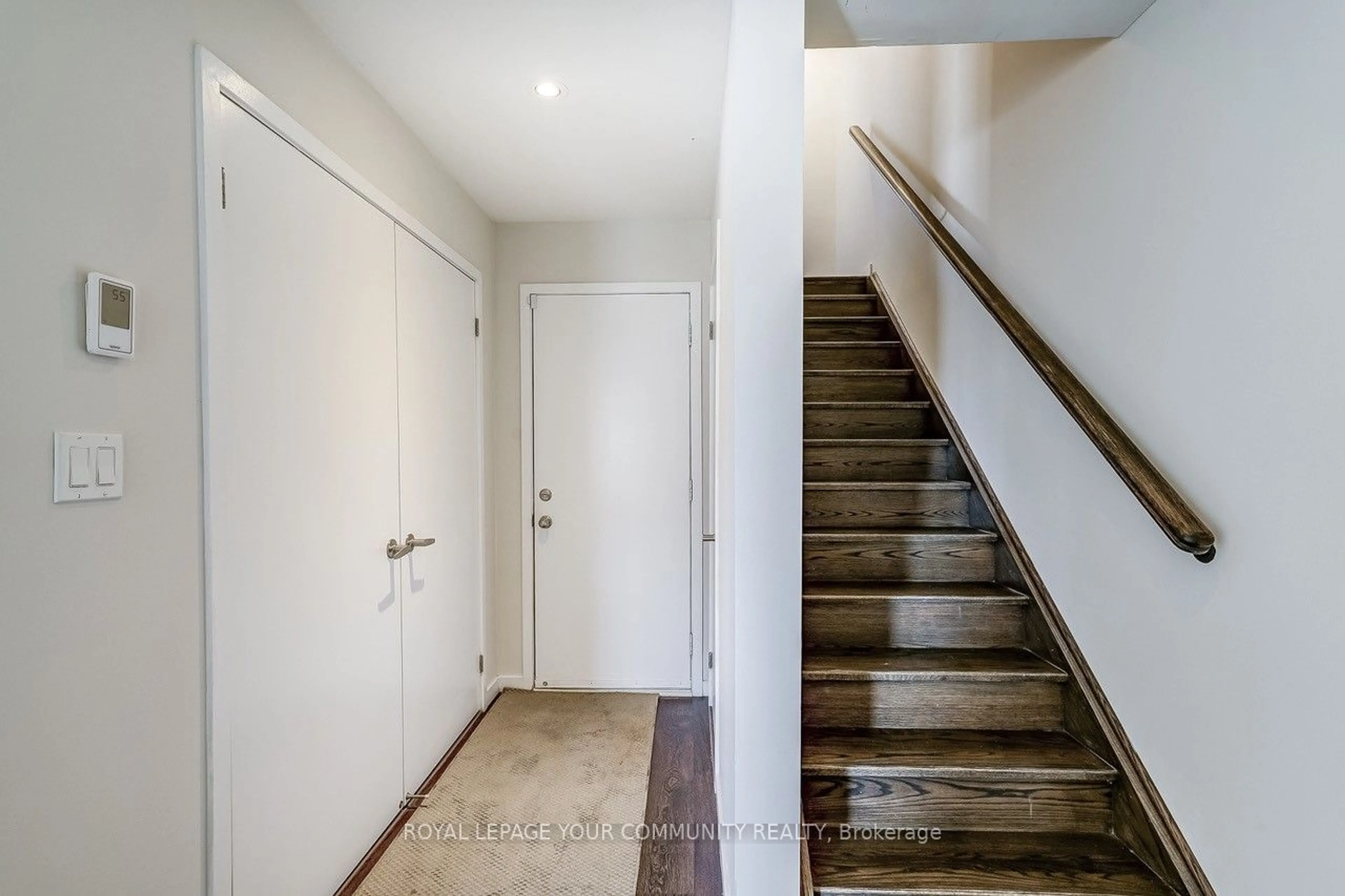 Indoor entryway, wood floors for 3870 Major Mackenzie Dr, Vaughan Ontario L4H 4R2