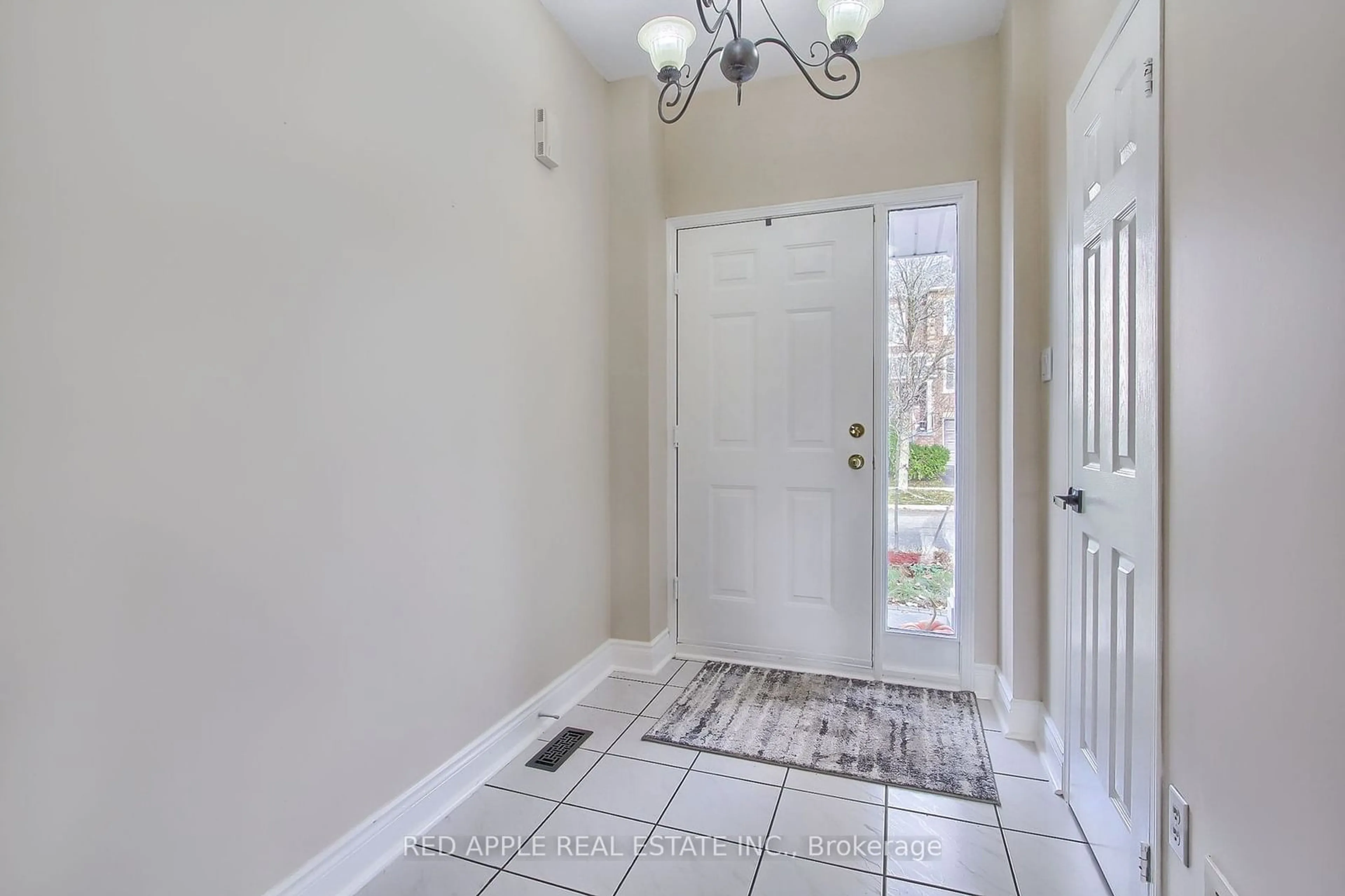 Indoor entryway, wood floors for 61 Amberhill Way, Aurora Ontario L4G 7E2