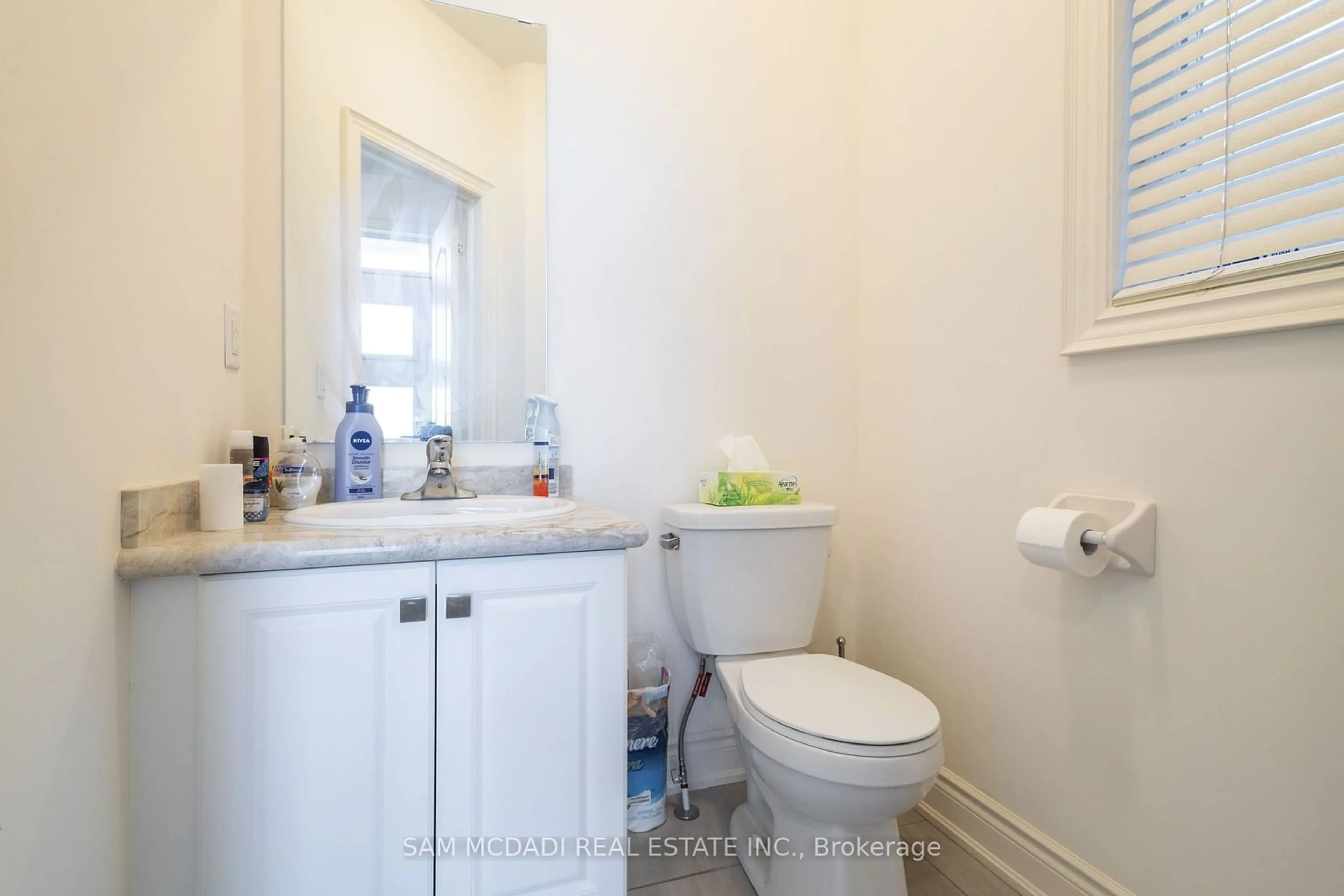 Standard bathroom for 19 Conductor Ave, Whitchurch-Stouffville Ontario L4A 4X5