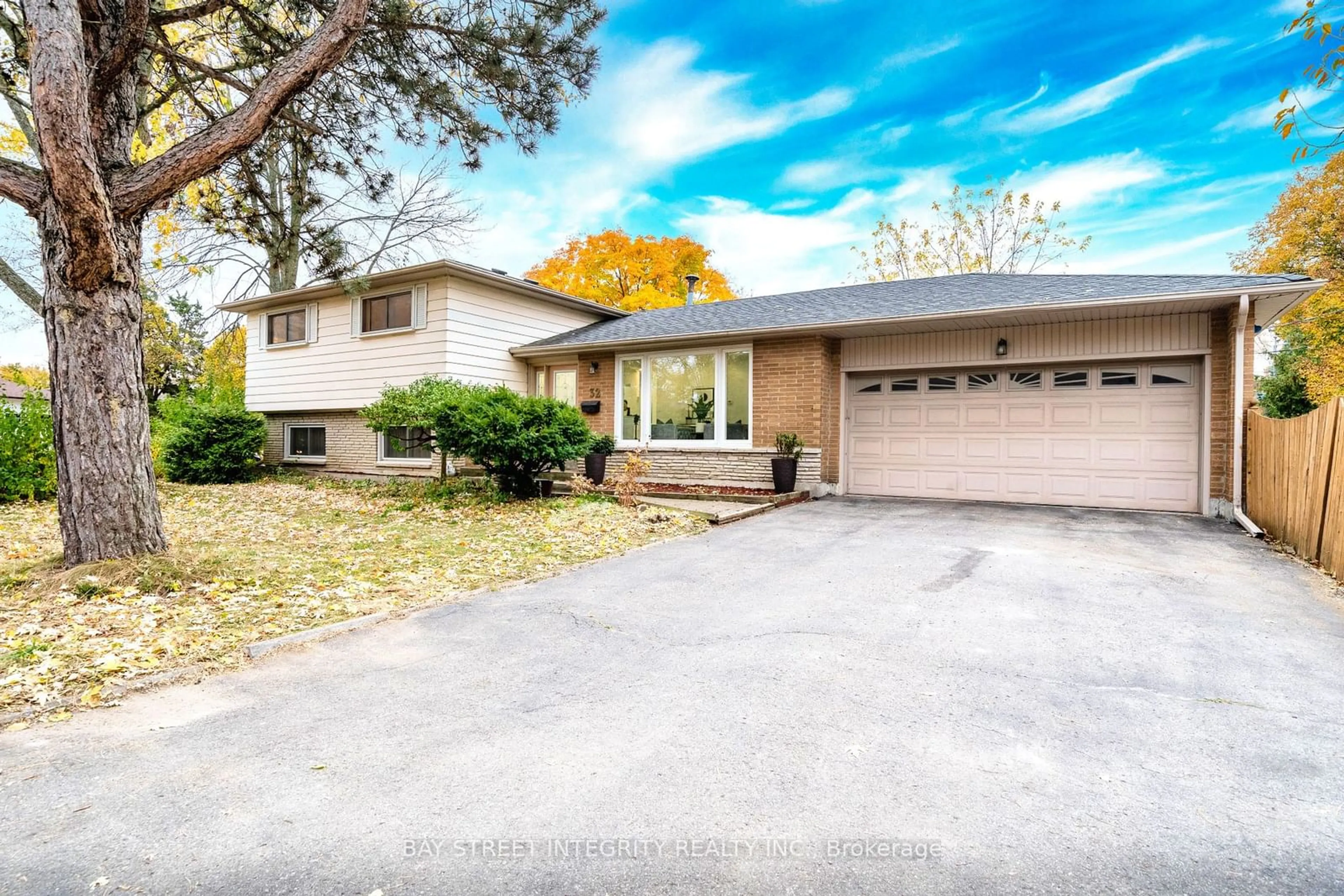 A pic from exterior of the house or condo, the street view for 32 Markhaven Rd, Markham Ontario L3R 1T9