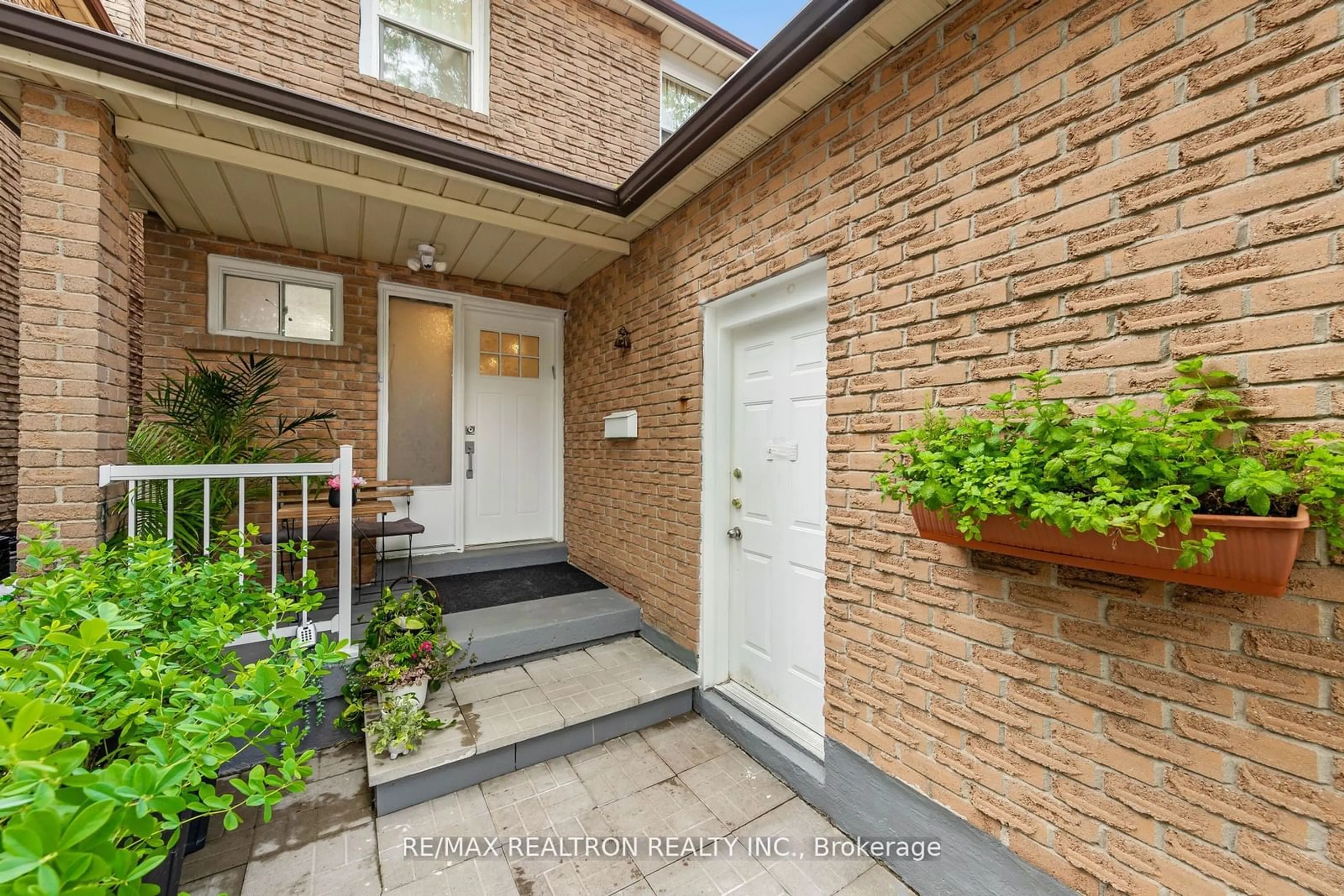 Indoor entryway, wood floors for 14 Mortimer Crt, Vaughan Ontario L4J 2P8