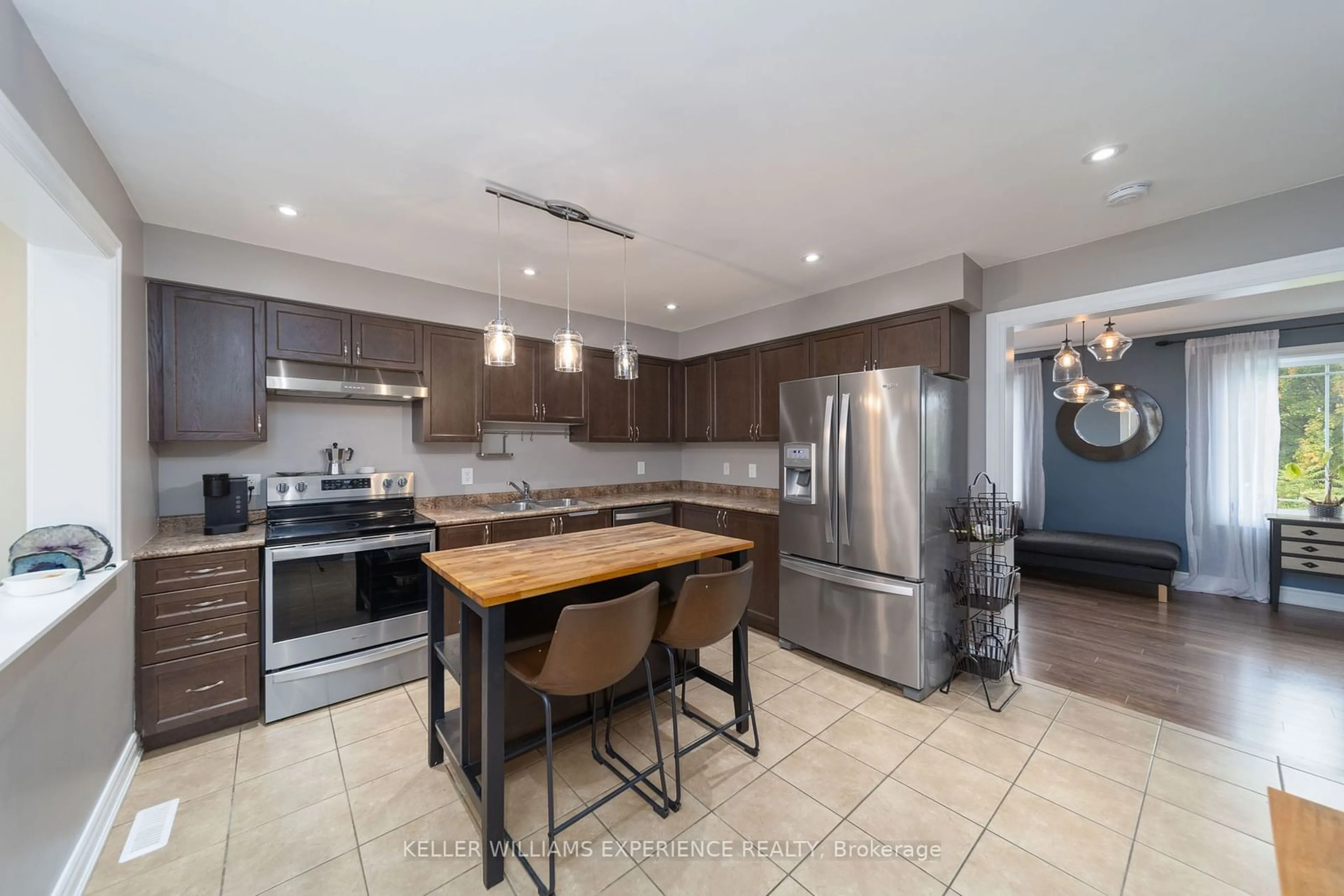 Open concept kitchen for 1299 Coleman Cres, Innisfil Ontario L9S 0G6