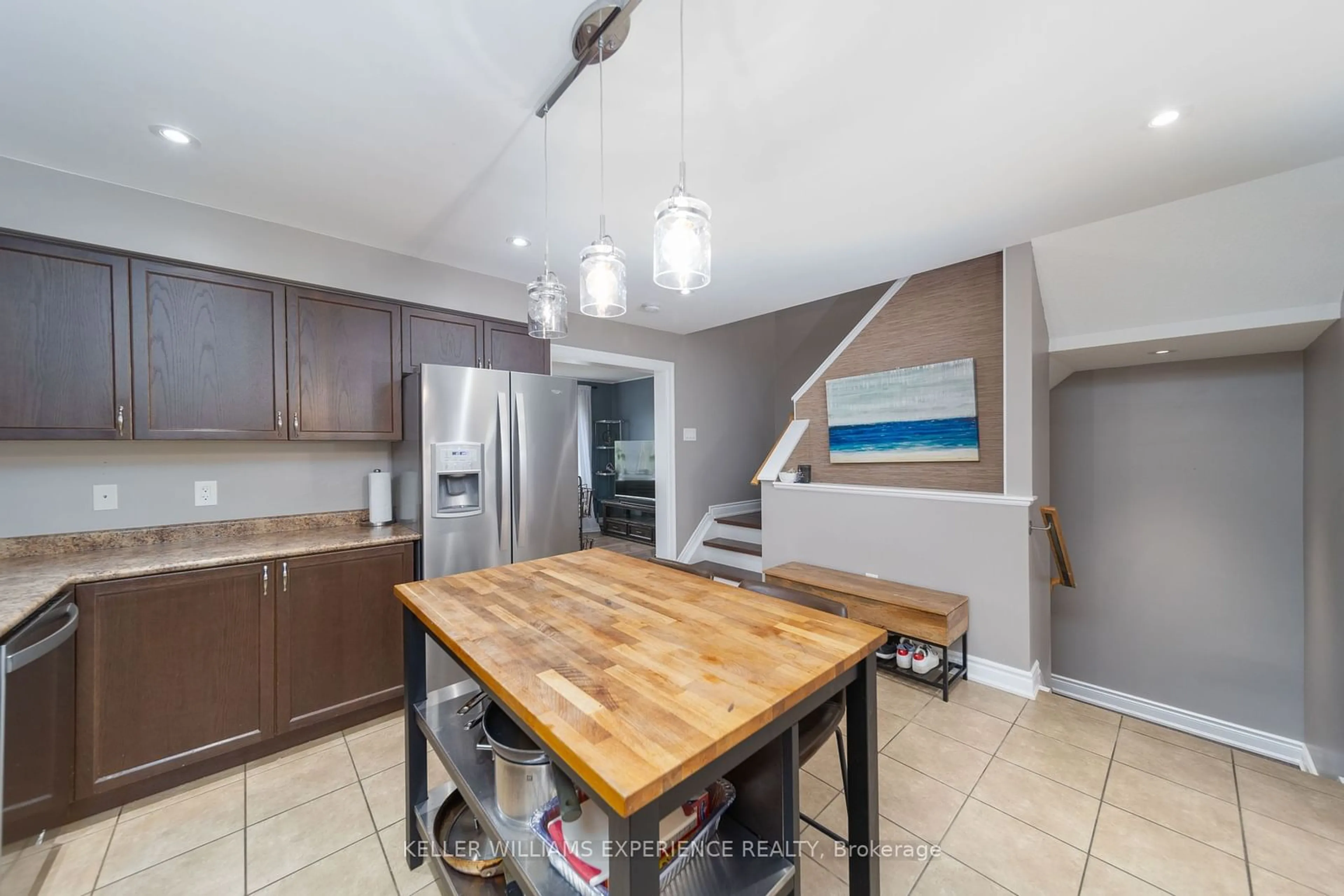 Open concept kitchen for 1299 Coleman Cres, Innisfil Ontario L9S 0G6