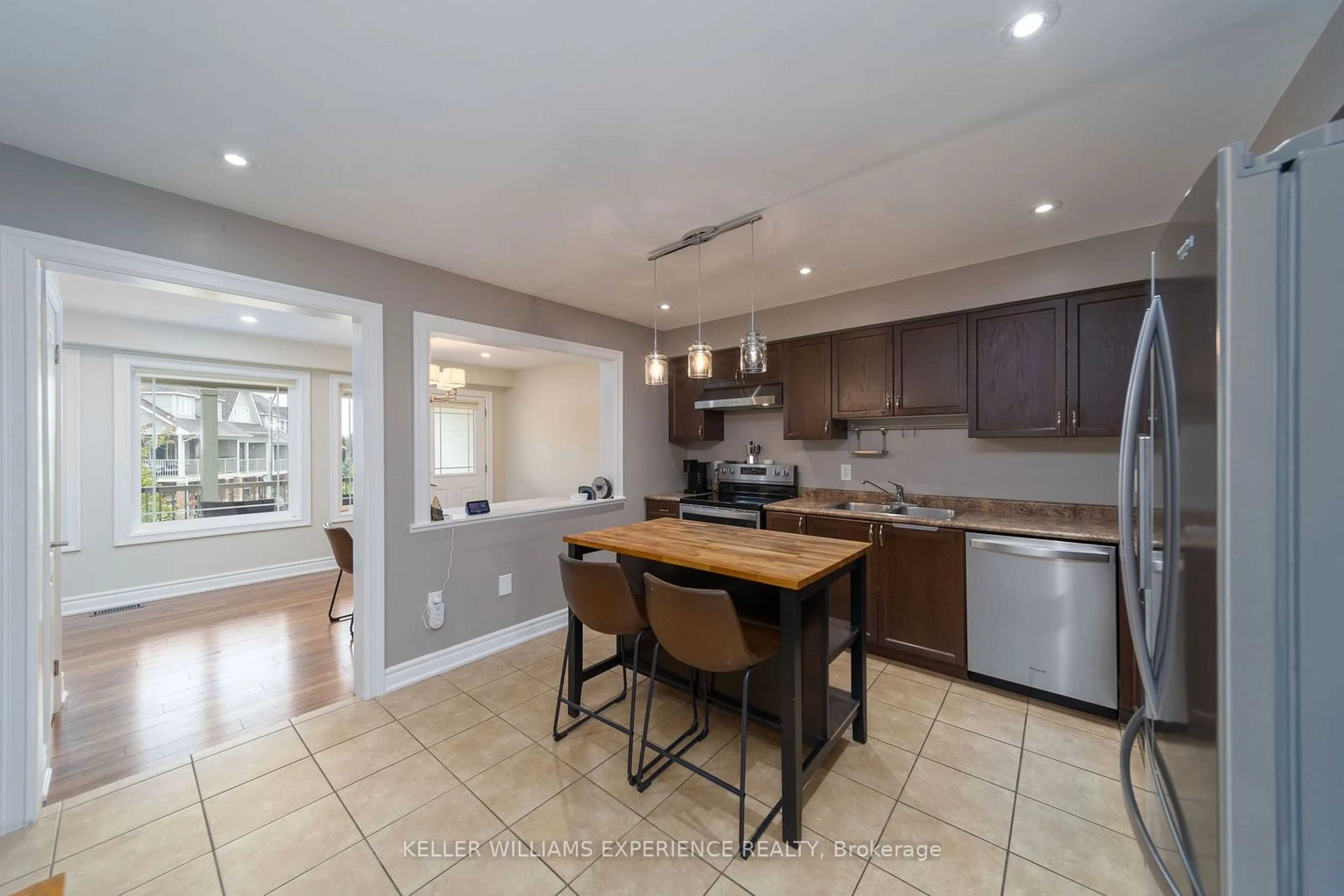 Open concept kitchen for 1299 Coleman Cres, Innisfil Ontario L9S 0G6