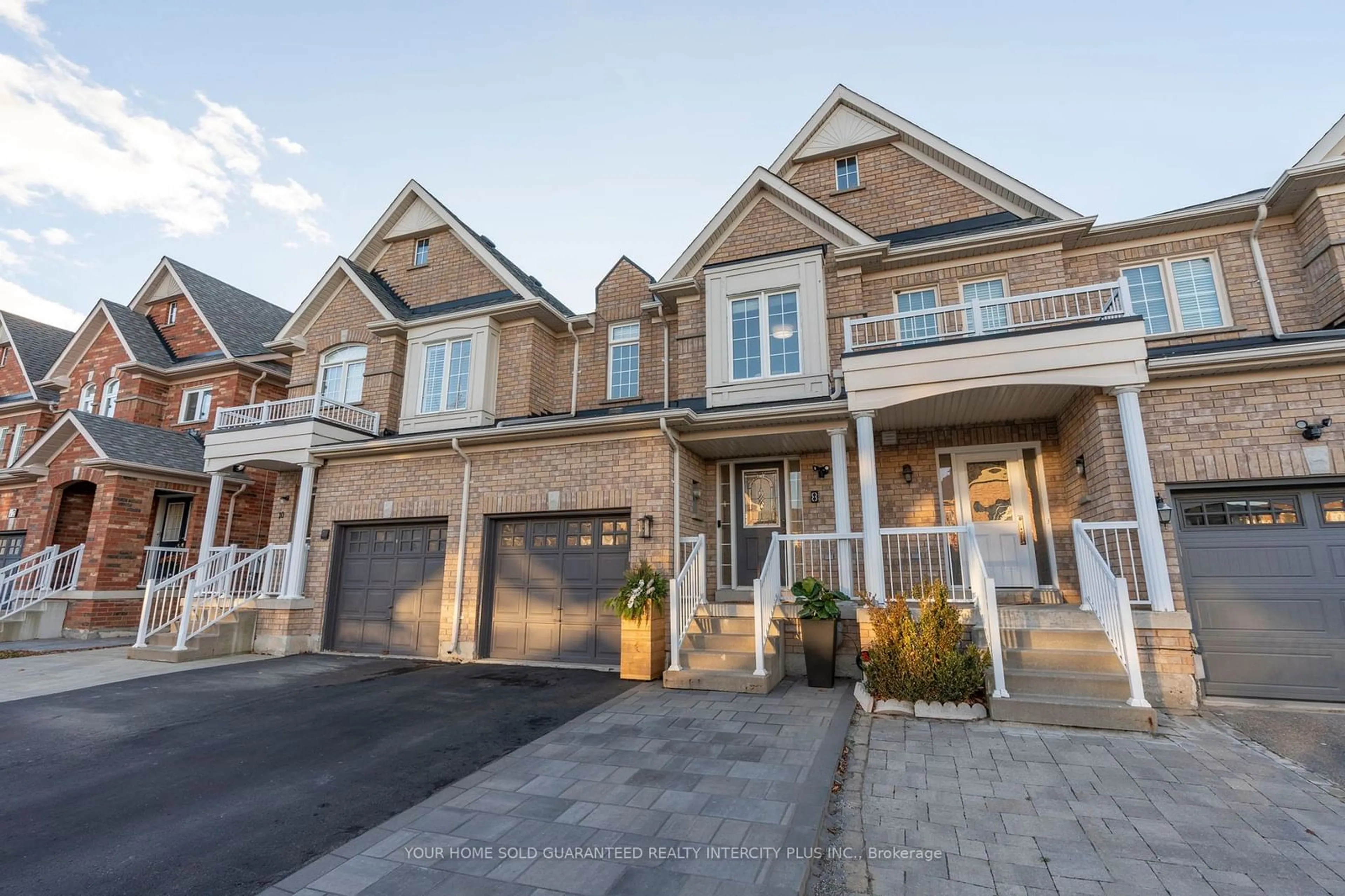 A pic from exterior of the house or condo, the street view for 8 Crestbank Crt, Vaughan Ontario L6A 0B2