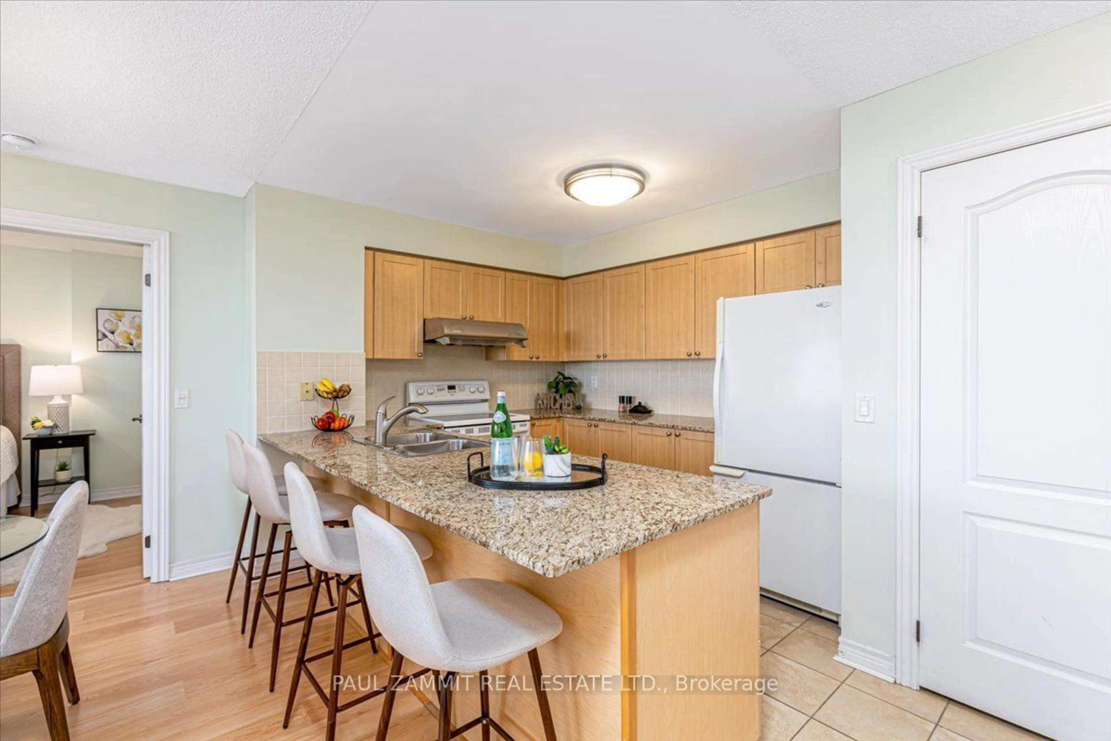 Standard kitchen, wood floors, cottage for 15 North Park Rd #814, Vaughan Ontario L4J 0A1