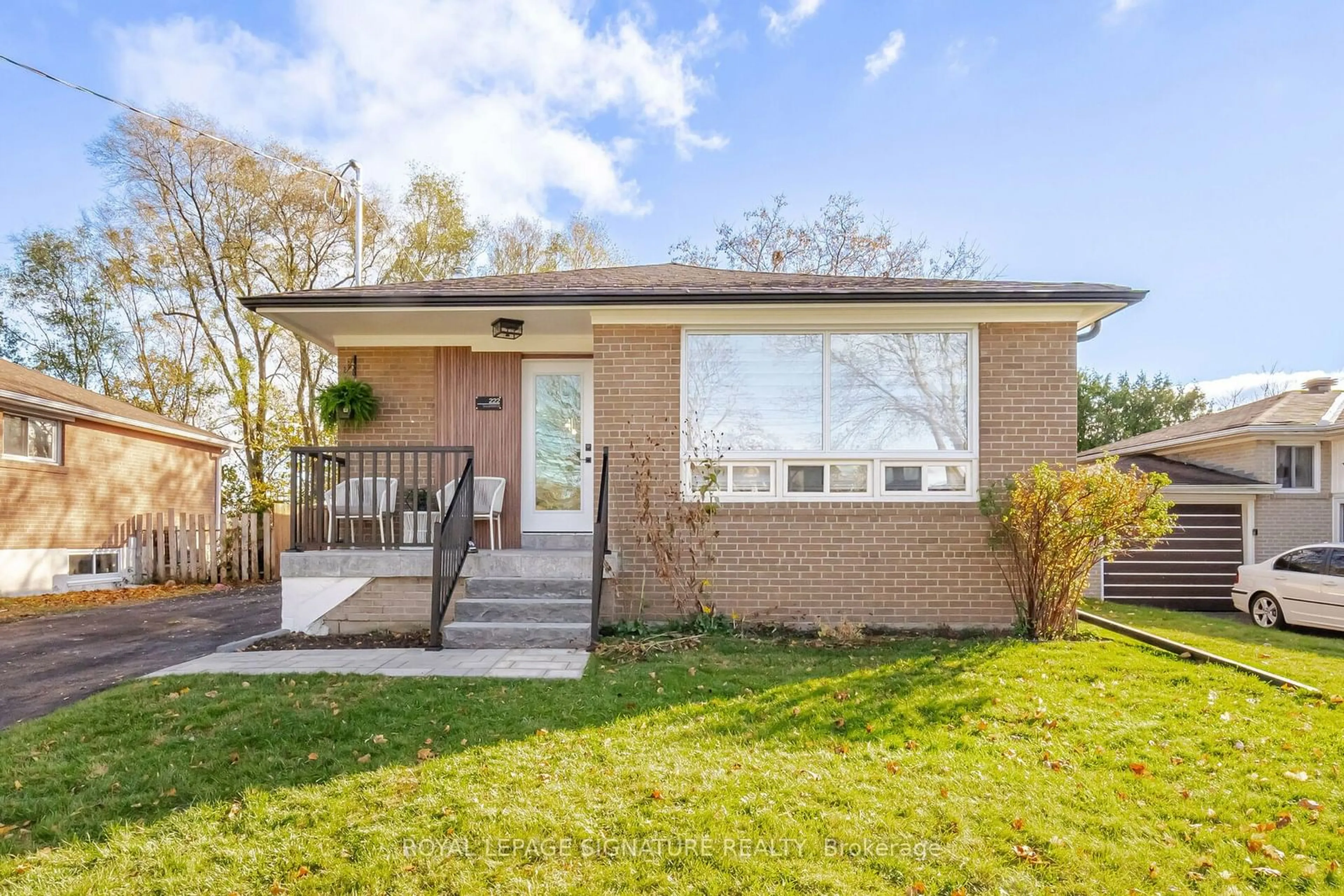 Frontside or backside of a home, cottage for 222 Silverbirch Dr, Newmarket Ontario L3Y 2Z5