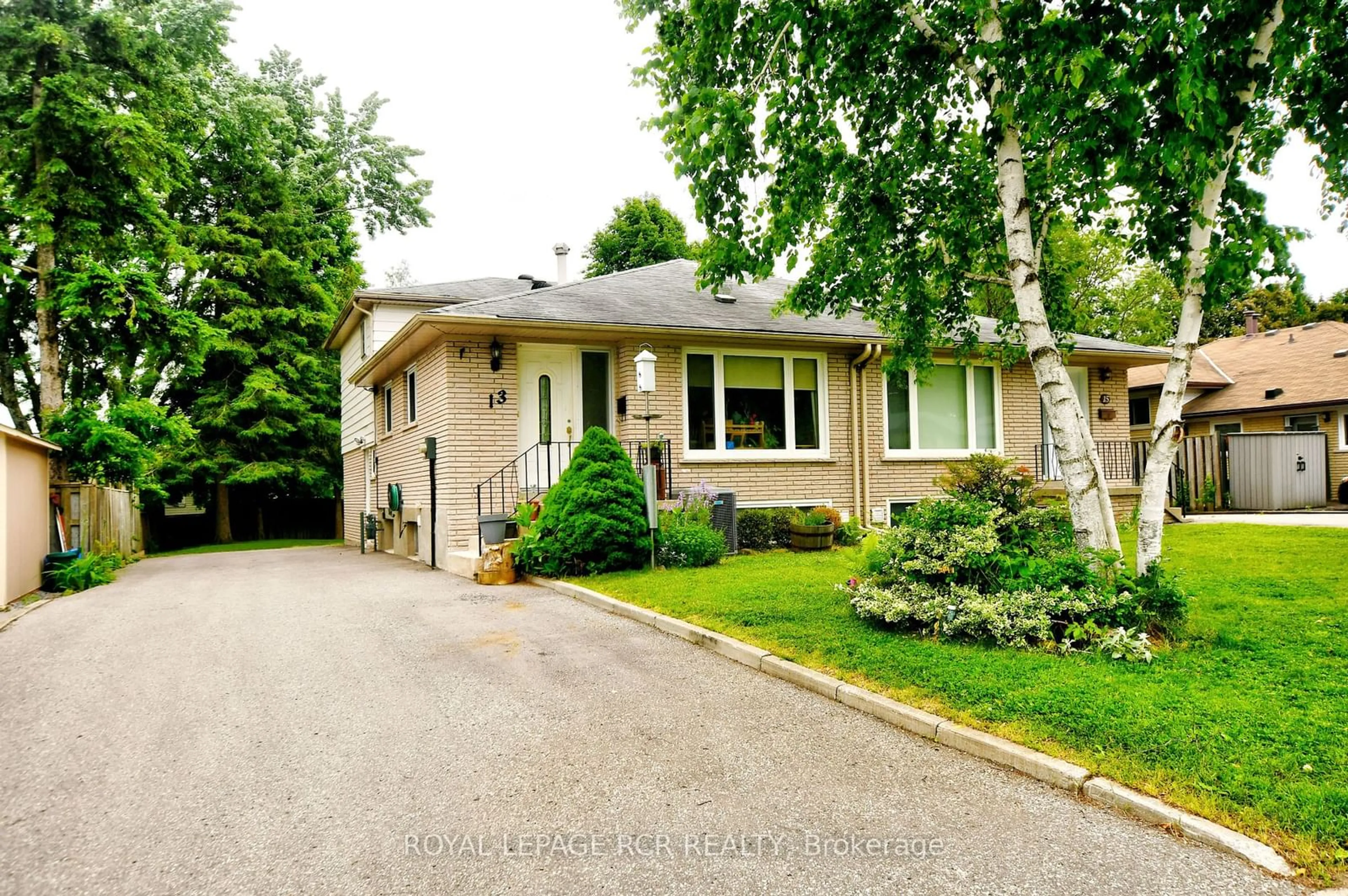 A pic from exterior of the house or condo, cottage for 13 McDonald Dr, Aurora Ontario L4G 2T4